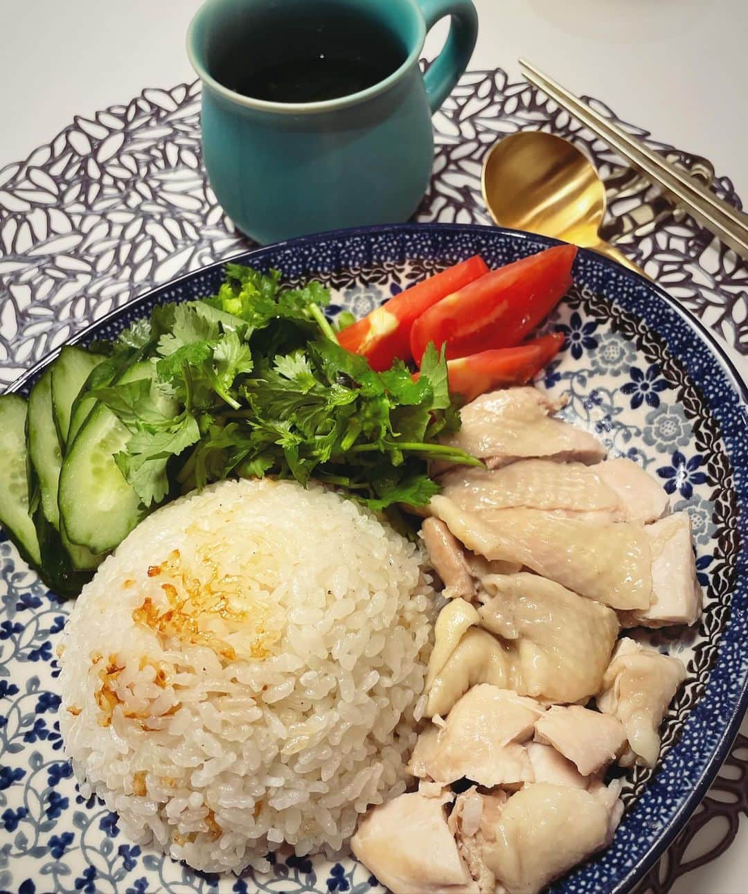中島静佳のインスタグラム：「鶏もも肉がお安く手に入ったので、シンガポール料理の海南鶏飯を作りました。 炊飯器で作ると楽ですね。おこげも良い具合にできましたよ。 ソースは生姜レモン、オイスターナンプラー、チリソース、胡麻油レモン醤油と4種類。息子は胡麻油、夫は生姜レモンなソースを気に入ったようでした😃  もうかれこれ４年以上海外に行っていません。海外旅行行くために仕事に励んでいた頃が懐かしいです。海外で美味しいもの食べたいな😋 #お家で簡単アジアン料理 #ハイナンチキンライス #海外旅行行きたいな」