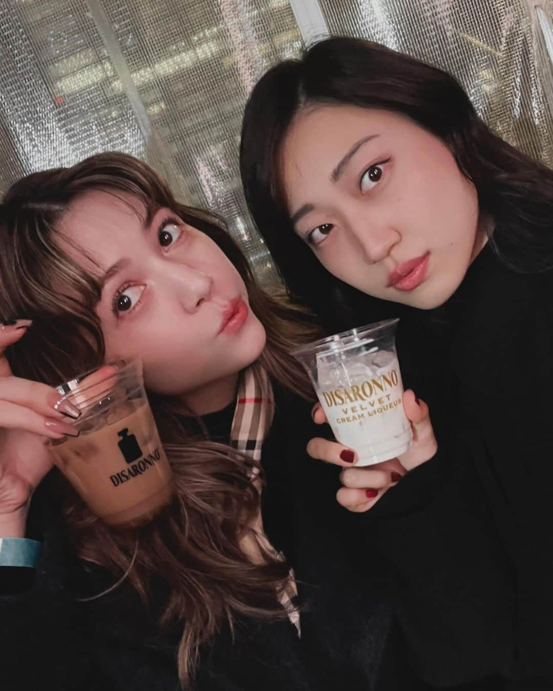 峯りあなさんのインスタグラム写真 - (峯りあなInstagram)「ゆかりと共にディサローノのレセプションパーティーへ🍸  去年招待していただいた時、初めてアマレットリキュールを飲んで大好きになったお酒🫶🏻」12月1日 13時33分 - riana_mine