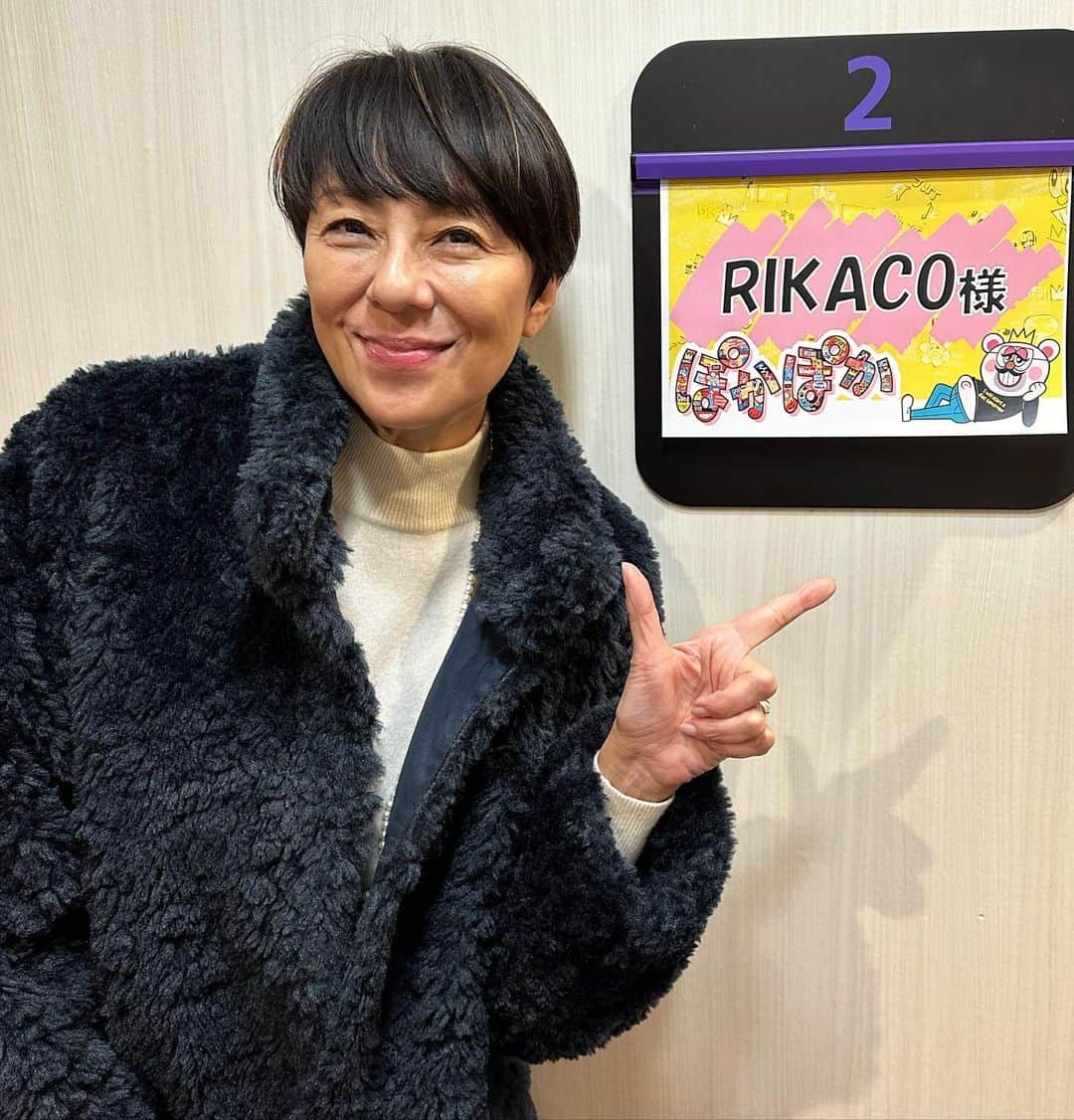 RIKACOのインスタグラム：「🫡 生放送お疲れ様でした🫡 #テレビショウ #フジテレビ　#😉 ボアのコートは @threedots_official  あったかい❤️」