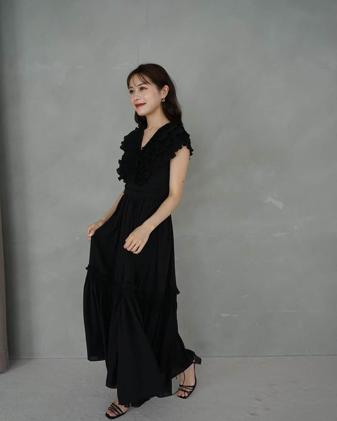 楫真梨子さんのインスタグラム写真 - (楫真梨子Instagram)「Pleats collar Chiffon Dress  正面から見てもサイドからも見ても華やかなドレスを作りたくて、胸元の繊細なフリルプリーツにこだわりました🥂」12月1日 13時37分 - kajimari1226