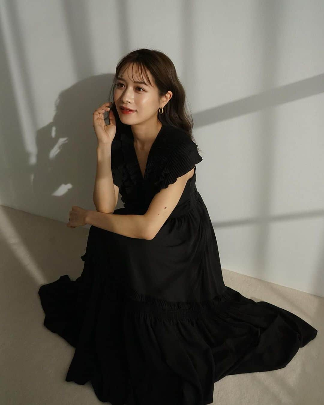 楫真梨子さんのインスタグラム写真 - (楫真梨子Instagram)「Pleats collar Chiffon Dress  正面から見てもサイドからも見ても華やかなドレスを作りたくて、胸元の繊細なフリルプリーツにこだわりました🥂」12月1日 13時37分 - kajimari1226