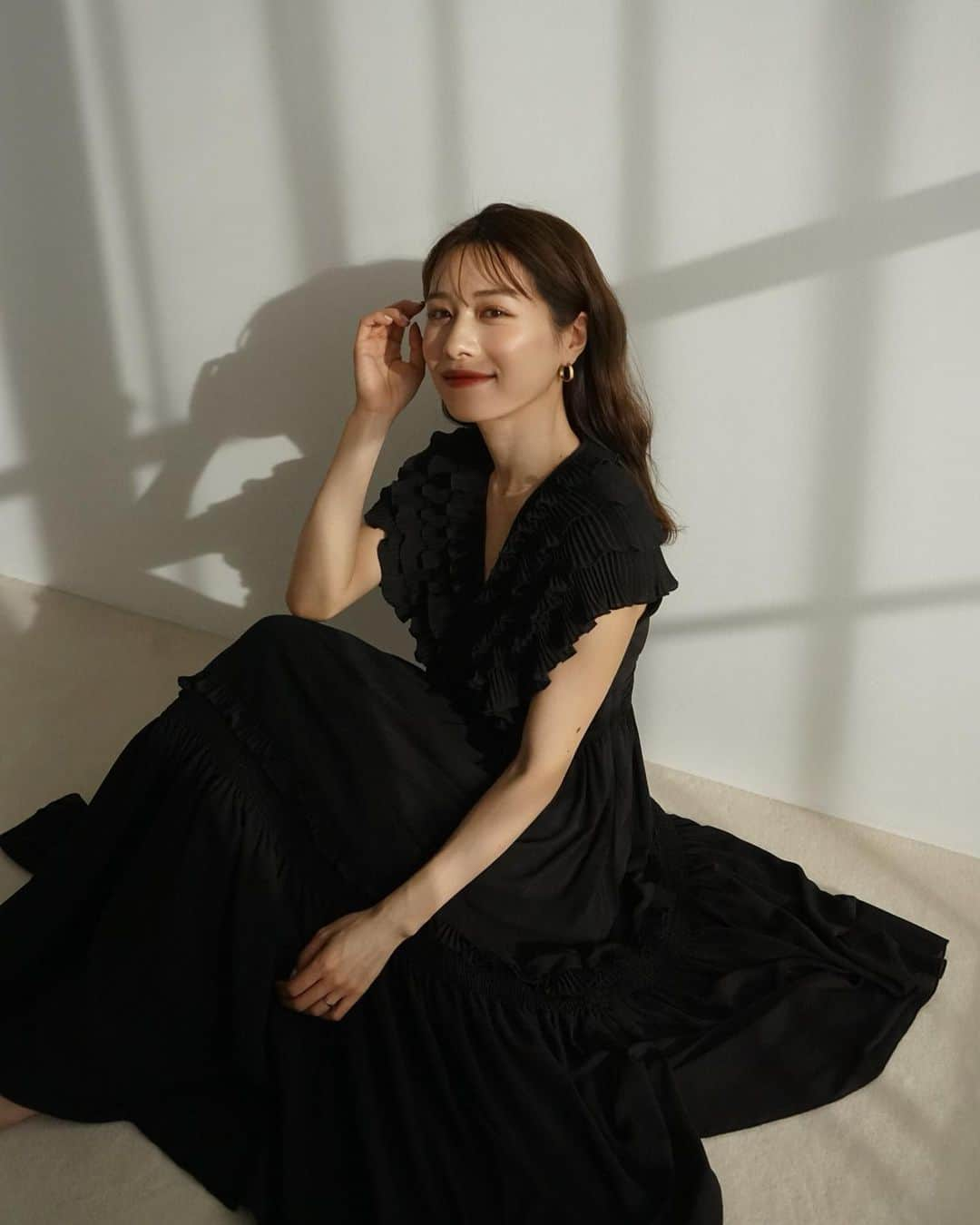 楫真梨子さんのインスタグラム写真 - (楫真梨子Instagram)「Pleats collar Chiffon Dress  正面から見てもサイドからも見ても華やかなドレスを作りたくて、胸元の繊細なフリルプリーツにこだわりました🥂」12月1日 13時37分 - kajimari1226