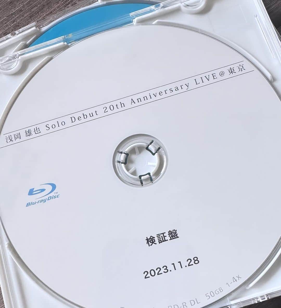 浅岡雄也のインスタグラム：「浅岡20周年記念ライブ Blu-ray検証盤 上がりました。  トータル３時間9分40秒 なかなかの尺ですが  4k 48/24 ハイレゾにて収録されてますので、良きです！  12月中に予約開始します！  同時にCDシングル💿 リリースします！」