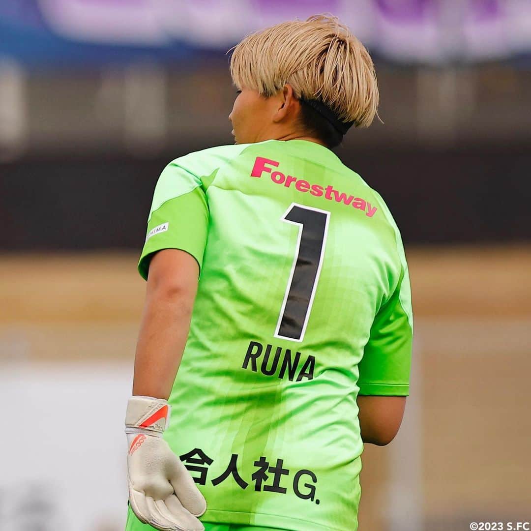 島袋奈美恵のインスタグラム：「. 今日から12月🎅  12月のホームゲームは2試合⚽️ みなさまのご来場お待ちしています🏟  ホームゲーム情報 ーーーーーーーー 🗓12月20日（水） ⚽️14:00キックオフ 🆚 三菱重工浦和レッズレディース 🏟 広島広域公園第一球技場 ーーーーーーー  ーーーーーーーー 🗓12月24日（日） ⚽️14:00キックオフ 🆚 日テレ・東京ヴェルディベレーザ 🏟 広島広域公園第一球技場 ーーーーーーー  #サンフレッチェ広島レジーナ」