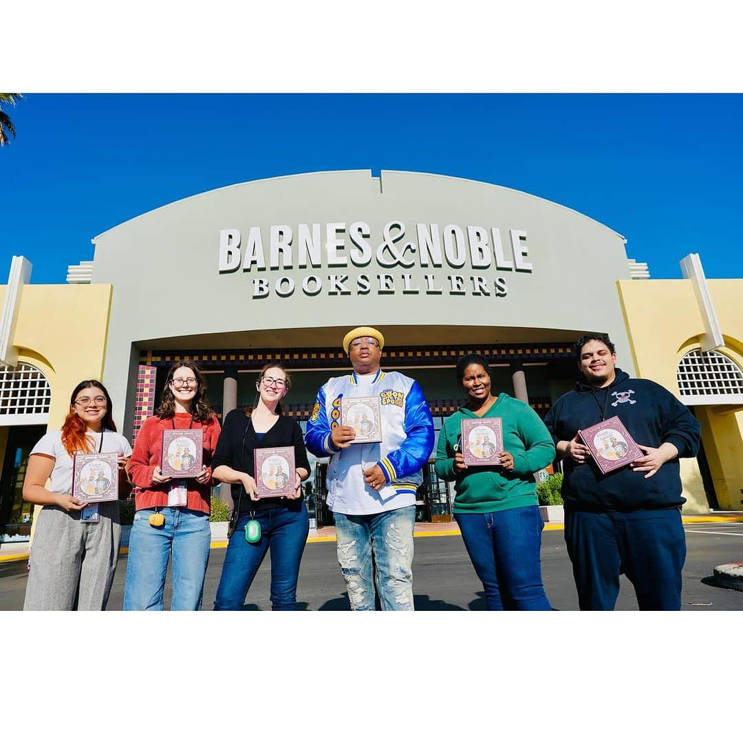スヌープ・ドッグのインスタグラム：「God is great 📕 @barnesandnoble  @goonwiththespoon presented by @snoopdogg  #goonwiththespoon  👨🏾‍🍳 cookbook Out Now link in #goonwiththespoon Bio」