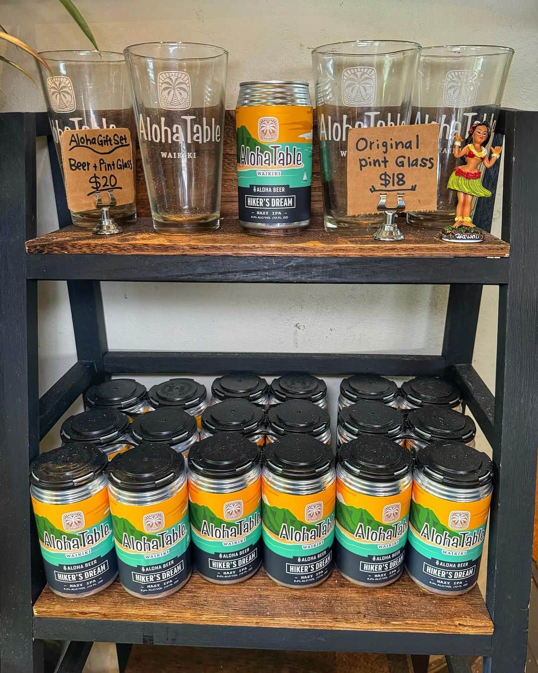 alohatable_waikikiのインスタグラム：「When you pick up your @alohabeerco 🍺 don’t forget to grab yourself a pint glass to pour it in 😉   #zetton #beer #aloha #hawaii #waikiki #islandtime #relax」