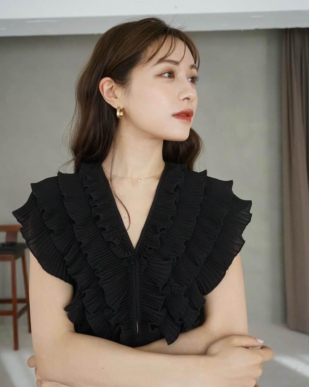 楫真梨子さんのインスタグラム写真 - (楫真梨子Instagram)「Pleats collar Chiffon Dress  胸元のフリルプリーツの正面と横。 全方位から見て華やかなので、ディナーや記念日にもぴったり🍽️」12月1日 13時52分 - kajimari1226