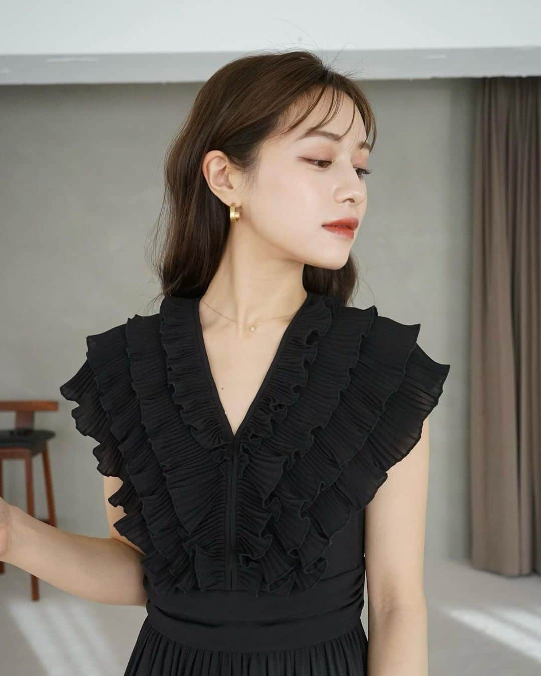 楫真梨子さんのインスタグラム写真 - (楫真梨子Instagram)「Pleats collar Chiffon Dress  胸元のフリルプリーツの正面と横。 全方位から見て華やかなので、ディナーや記念日にもぴったり🍽️」12月1日 13時52分 - kajimari1226