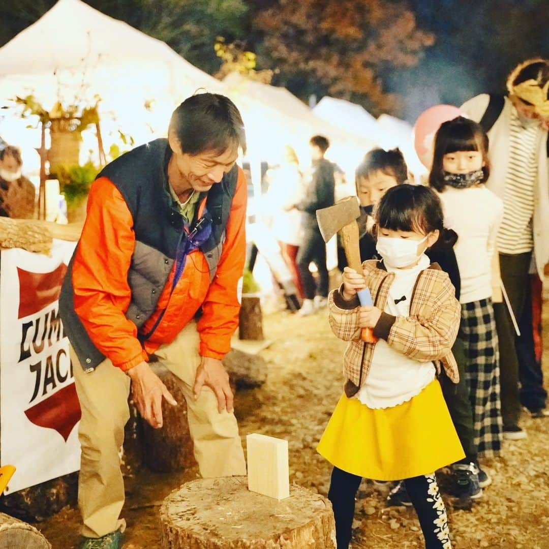 EINSHOP／アインショップさんのインスタグラム写真 - (EINSHOP／アインショップInstagram)「◎SAVE KAKOGAWA FES ボランティア参加者募集！  　皆さん、こんにちは！ 12月に日岡山公園で『SAVE　KAKOGAWA　FES（以下SKF)』を開催します！会場の設営、雰囲気作りなどなど今年最後の締めとして一緒に最高の思い出をつくりませんか？　私たちは加古川の活性化、日岡山公園の楽しみを共有するための、SKFボランティアを募集しています。新しい友達との出会いや、日岡山公園の自然環境でのアクティビティを通じて、素晴らしい経験を共有しませんか？ボランティアスタッフとして共に盛り上げてくれる方は是非ご応募ください。  ボランティアに参加希望の方は下記の募集要項をお読みいただき、応募フォームより参加可能な日時をお送りください。 ⇒https://www.634asaichi.com/volunteer/skf/vol_04 ※QRコードからも募集要項をご覧いただき応募できます。  ＜応募締切＞ 12月10日（日）24時まで ※定員になり次第締め切らせていただきます  ＜募集日時と内容＞ ★募集日時：12/13（水）～18（月） ★活動内容：・カヌーレンタル、ツリーイング、薪割り、e-BIKEレンタルなどの当日のアクティビティの補助。・会場内外の来場者の安全確保のための活動・会場設営、運営、撤収にかかわる活動・その他、ボランティアの皆さん興味に応じたこと。 ★参加資格： 特別なスキルや経験は必要ありません。ただし、加古川、自然を愛し、アクティブな活動が好きな方、そしてコミュニティに貢献したい方ならどなたでも大歓迎です。 ★持ち物：・動けるな服装と履物・笑顔とポジティブなエネルギー！  ●参加申し込み：興味をお持ちいただけましたら、米山までお気軽にご連絡ください。参加希望日やご質問があれば、お知らせください。 ●ご注意：活動は天候などにより変更される可能性があります。その際は事前にお知らせいたします。一緒に素敵な自然体験を共有し、地元の環境をサポートしましょう！参加を心よりお待ちしています。    お問い合わせはこちらまで 📧syusyu@musashi-mfg.com（担当：米山） 📧musashi.asaichi@gmail.com（SKF事務局）  名　称　　SAVE KAKOGAWA FES in 日岡山公園 開催日　　2023年12月16日(土)・17日(日) 開催時間　11時ー22時（17日は21時） 開催場所　日岡山公園 （さくら並木丘～芝生広場～ON THE HILL）〒675-0061 加古川市加古川町大野1682 ※無料駐車場あり ※無料駐車場あり ※雨天中止。また強風等の悪天候の場合は途中退出をお願いすることがあります。  #SAVEKAKOGAWAFES　#SKF23冬　#ムサシオープンデパート朝市　#634朝市　#加古川　#日岡山公園　#アウトドア　#アクティビティ　#クリスマス　#オンザヒル」12月1日 13時54分 - 634asaichi