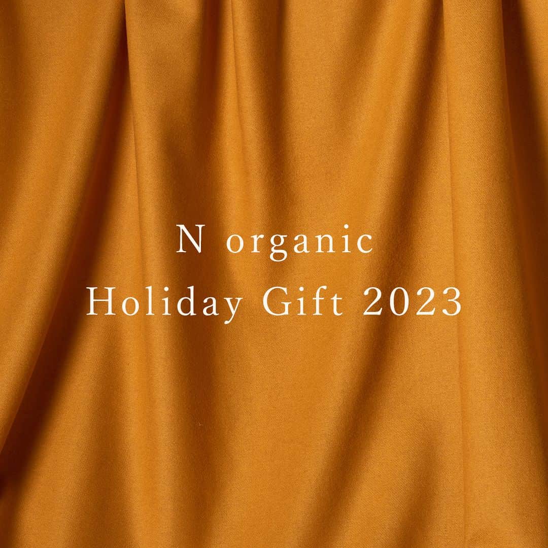 N organic (エヌオーガニック) のインスタグラム：「＼N organic Holiday Gift 2023／ N organicからオレンジポピーをあしらったホリデー特別のペーパーバッグを数量限定でご用意✨  オレンジポピーの花言葉は「思いやり」「いたわり」。 大切なあの人へ、癒し時間をプレゼントしませんか？  今回、N organicが冬におすすめな商品をホリデー特別ギフトセットに。 乾燥する冬の季節に、いつもより少し贅沢な時間を過ごせる商品を厳選しました。 ホリデー特別ギフトをご予約の方には、ペーパーバッグを無料でプレゼント。 さらに、12月25日（月）までは送料無料キャンペーン実施中。 その他、ご自身でギフトの選定もできるので、プレゼントだけでなく自分へのご褒美にも最適です。  ※こちらのホリデー特別ペーパーバッグは予約販売です。 12月16日（土）から順次配送いたします。 詳しくはギフトページをご覧ください。  【商品情報】 予約販売開始：11/10 配送開始：12/16  #norganic #エヌオーガニック #Nオーガニック #ホリデーギフト #クリスマスプレゼント #ギフト #プレゼント」