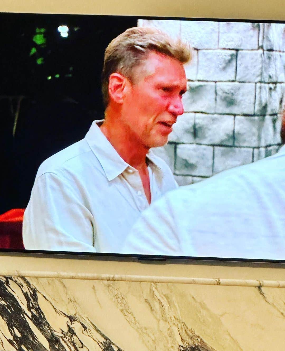 ロージー・オドネルのインスタグラム：「he reminds me of big bird - “today’s episode is brought to u by the letter G for guilt“ #goldenbachelor —— ————-its a dating show」