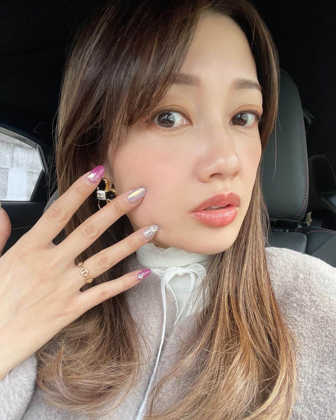 三好絵梨香のインスタグラム：「ネイル💓 自分の好みだと同じ色になっちゃうから、 前日に息子に色のリクエスト聞いて😚  ブルー🔵って言われたので、青にしてもらったよ。  @nailsalon_valentine_eri   いつも、可愛くて早くて絶対に取れない‼️ 最強のネイルありがとうございます😚💓」