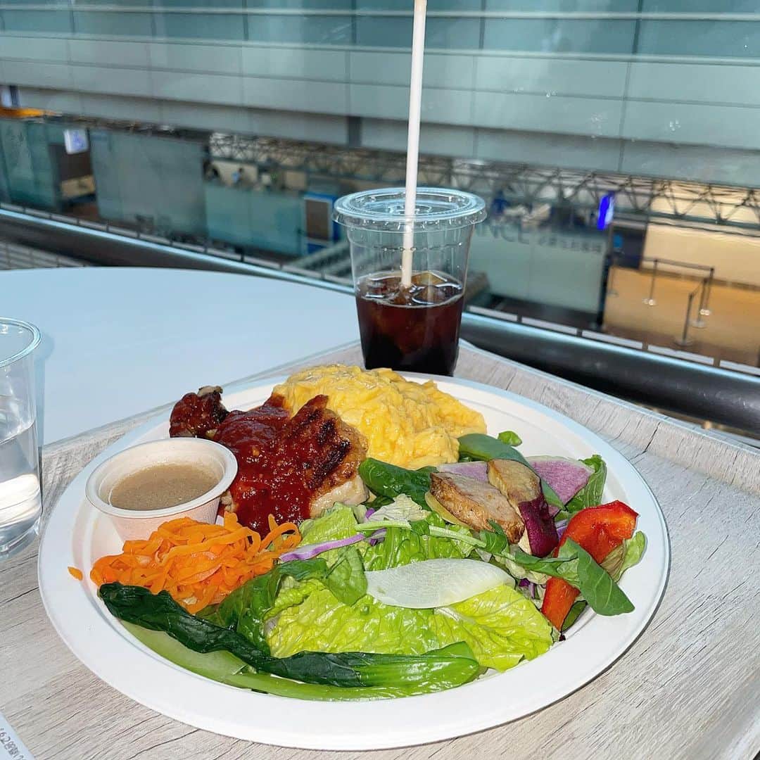 姫野ひなののインスタグラム：「空港ご飯✈️✈️🍳🐓美味しすぎた、、」