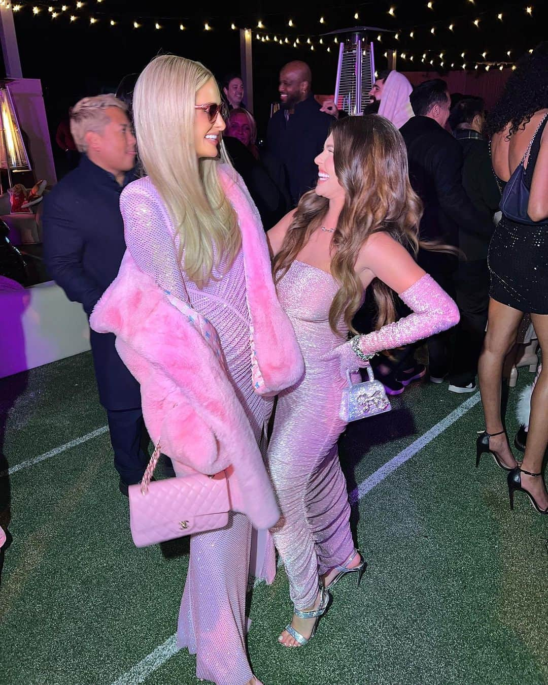 シャネル・ウエスト・コーストさんのインスタグラム写真 - (シャネル・ウエスト・コーストInstagram)「So much fun @parishilton “Sliv-Mas” Holiday party! Cutest pink winter wonderland ❄️☃️💕💗 Fave 1-4?」12月1日 14時00分 - chanelwestcoast