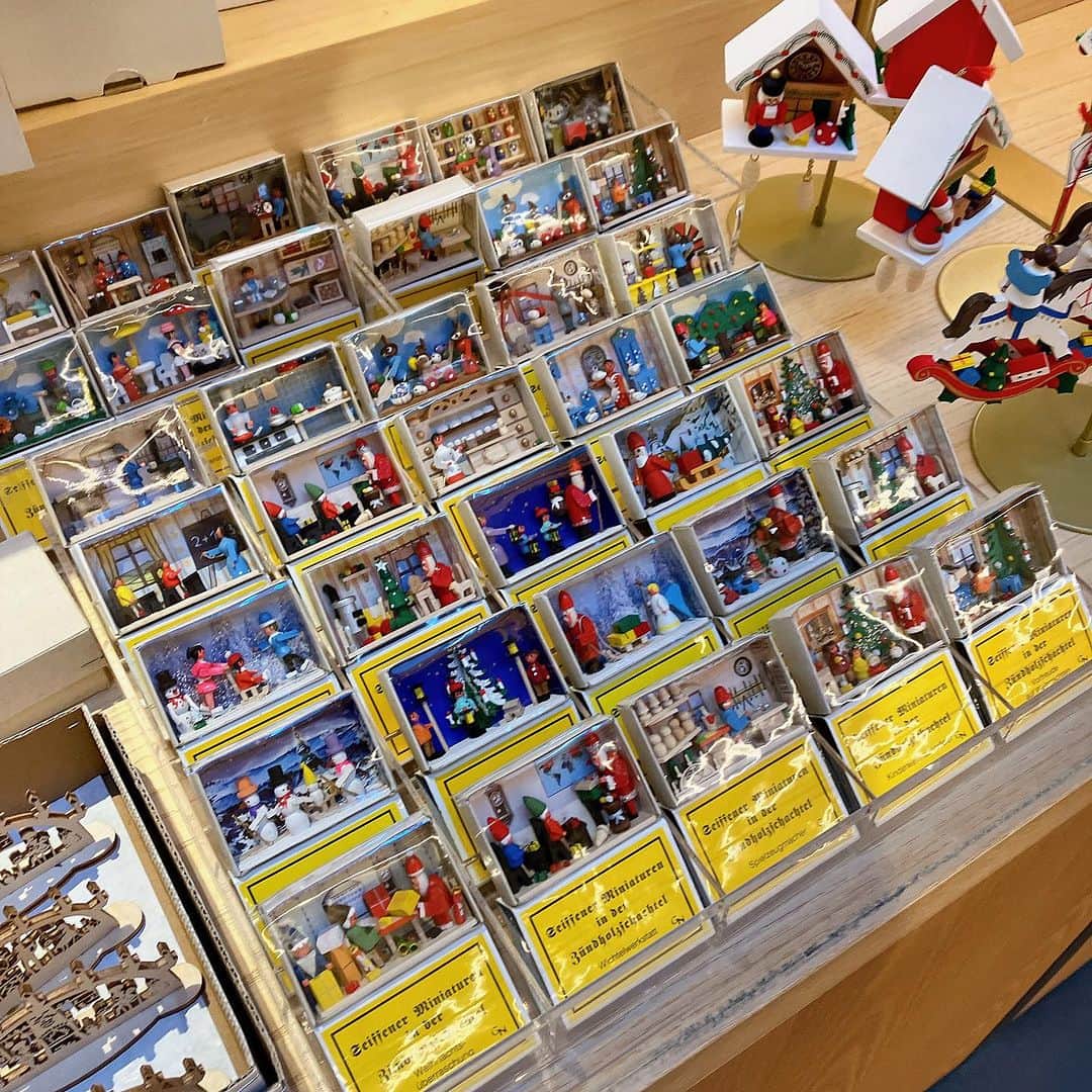 銀座 蔦屋書店さんのインスタグラム写真 - (銀座 蔦屋書店Instagram)「【XMAS 2023】ヨーロッパのクリスマスマーケット  今年で3年目を迎える、ヨーロッパのクリスマスマーケット。  今回も「かわいい！」と「なつかしい!」がぎっしり詰まった東京・谷中の雑貨店「Biscuit」にご協⼒いただき、ドイツ、チェコなどで見つけた、可愛らしいクリスマスオーナメントや、アクセサリー、おもちゃ、お⼈形、紙雑貨などギフトにもぴったりのアイテムがずらりと並びます。  ご自宅をクリスマスの雰囲気に飾るのにはもちろん、贈り物や自分へのご褒美に、お気に入りをぜひ見つけてください。  [販売について] 銀座 蔦屋書店の店頭にて販売中です。 ※オンラインストアでの販売はありません。    【XMAS 2023】ヨーロッパのクリスマスマーケット 会期　2023年11月28日(火) - 2023年12月25日(月)※終了日は変更になる場合があります。 時間　10:30～21:00 場所　BOOK売場(トラベル) 主催　銀座 蔦屋書店 問い合わせ先　03-3575-7755  ▶詳細は銀座 蔦屋書店のHPをご覧ください。 https://store.tsite.jp/ginza/event/travel/36502-1312361013.html    #Biscuit #クリスマスマーケット #オーナメント #ヨーロッパ #雑貨 #紙雑貨 #アクセサリー #おもちゃ #お⼈形 #紙雑貨 #クリスマスギフト #クリスマスプレゼント #christmasmood #christmasgifts #holidayseason #gsix #ginzasix #銀座 #蔦屋書店 #ginza #銀座蔦屋書店 #ginzatsutayabooks #tsutayabooks @biscuit_yanaka」12月1日 14時00分 - ginza_tsutayabooks