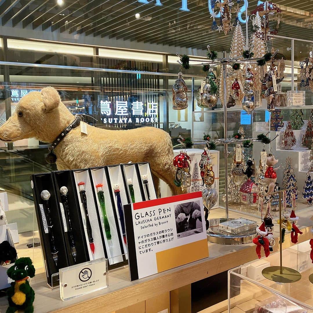 銀座 蔦屋書店さんのインスタグラム写真 - (銀座 蔦屋書店Instagram)「【XMAS 2023】ヨーロッパのクリスマスマーケット  今年で3年目を迎える、ヨーロッパのクリスマスマーケット。  今回も「かわいい！」と「なつかしい!」がぎっしり詰まった東京・谷中の雑貨店「Biscuit」にご協⼒いただき、ドイツ、チェコなどで見つけた、可愛らしいクリスマスオーナメントや、アクセサリー、おもちゃ、お⼈形、紙雑貨などギフトにもぴったりのアイテムがずらりと並びます。  ご自宅をクリスマスの雰囲気に飾るのにはもちろん、贈り物や自分へのご褒美に、お気に入りをぜひ見つけてください。  [販売について] 銀座 蔦屋書店の店頭にて販売中です。 ※オンラインストアでの販売はありません。    【XMAS 2023】ヨーロッパのクリスマスマーケット 会期　2023年11月28日(火) - 2023年12月25日(月)※終了日は変更になる場合があります。 時間　10:30～21:00 場所　BOOK売場(トラベル) 主催　銀座 蔦屋書店 問い合わせ先　03-3575-7755  ▶詳細は銀座 蔦屋書店のHPをご覧ください。 https://store.tsite.jp/ginza/event/travel/36502-1312361013.html    #Biscuit #クリスマスマーケット #オーナメント #ヨーロッパ #雑貨 #紙雑貨 #アクセサリー #おもちゃ #お⼈形 #紙雑貨 #クリスマスギフト #クリスマスプレゼント #christmasmood #christmasgifts #holidayseason #gsix #ginzasix #銀座 #蔦屋書店 #ginza #銀座蔦屋書店 #ginzatsutayabooks #tsutayabooks @biscuit_yanaka」12月1日 14時00分 - ginza_tsutayabooks