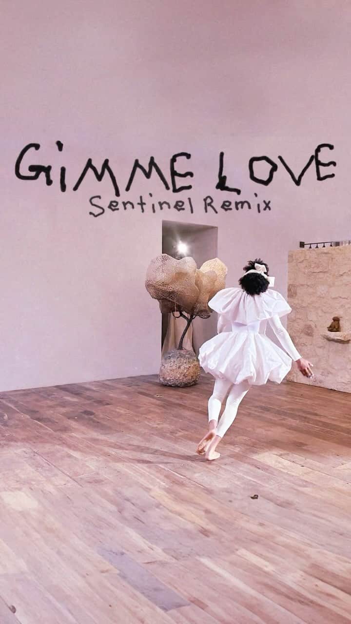 シーアのインスタグラム：「Bangers only! The new “Gimme Love” remix with @sentineltrio is out now for you to bop to 🕺🏼💃🏼 - Team Sia  [video description: a still from the “Gimme Love” music video with a person dancing alone in a living space]」