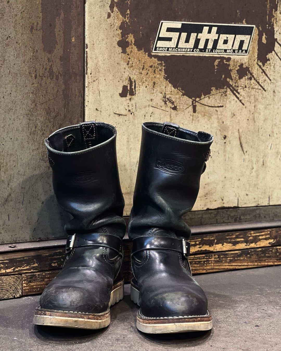 ウェスコさんのインスタグラム写真 - (ウェスコInstagram)「〜REPAIR THE WESCO BOOTS〜 Customer's Wesco boots received for sole replacement.  〜 THE BOSS 〜 愛用歴 : 12年  #westcoastshoecompany #wesco #wescoboots #boss #repair #FactoryShoeRepairing #since1918 #100YEARS #oregon #scappoose #madeinUSA🇺🇸 #osaka #wescojapan #tokyo #wescoebisu #wescosetagaya」12月1日 14時15分 - wesco_japan