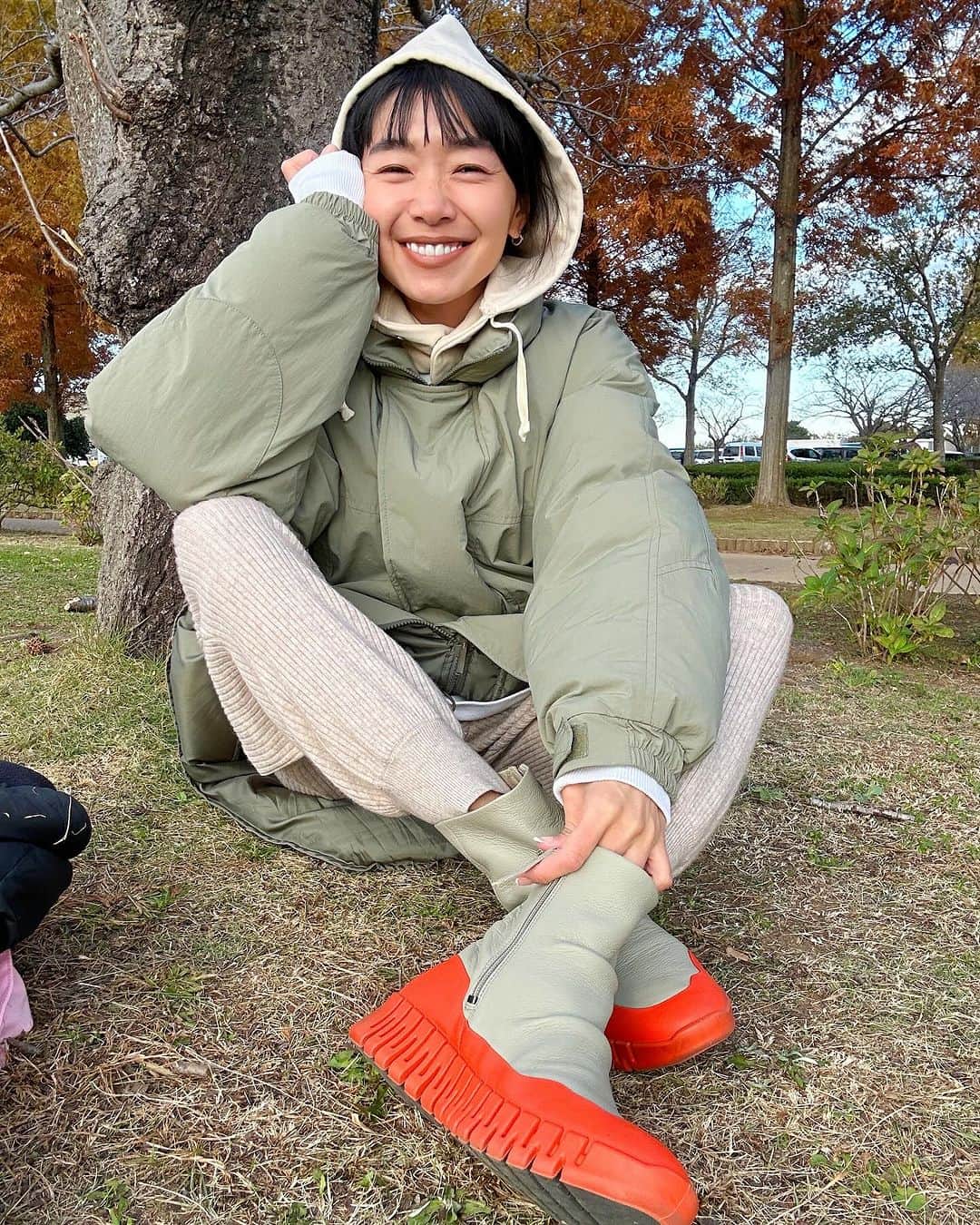 ungrid_yurieのインスタグラム：「週末服 アウター,スウェット #searoomlynn パンツ #etretokyo シューズ #ecco フード #todayful グローブ #amomento  軽くて楽ちんな @ecco のブーツは週末に大活躍しています🍊♪  可愛いシューズラインナップがたくさんの @ecco  今回、嬉しいお知らせが… 公式オンラインストアで使える10%offクーポンをいただきました♡  クーポンコード：ECCOIG3  ⚠2023年12月31日まで ⚠ゴルフ、1万1千円以下の商品、セール品を除く ⚠他プロモーションとの併用不可  この機会に是非チェックしてみてください🎄  #pr#ecco青山ao店」