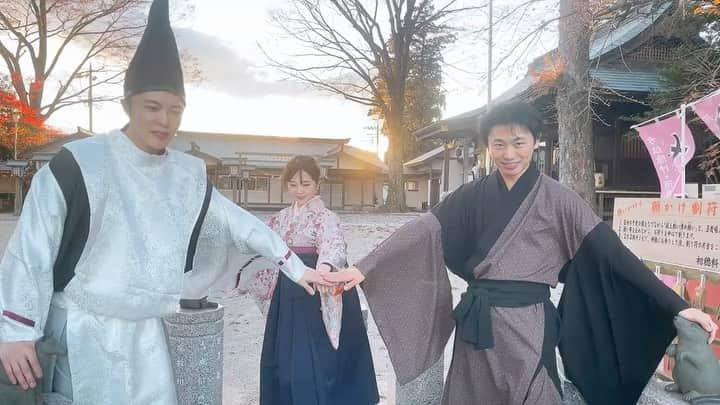 須賀由美子のインスタグラム：「今日から12月ですね。 昨日は公演後、さくら市今宮神社に 聖地巡礼andお礼参りをしてきました。 銀杏がとっても綺麗でした。 今年最後の月、たくさんの感謝を 返していけますように。  さて今日から3日間、 私は舞台『佐曽利家の女たち』に出演します。  作品を届けること。 スミレとして生きること。  それだけを胸に。  そして舞台に立たせて頂くことに 心から感謝して頑張ります💕  こんな貴重な機会を頂けたこと、 大切な時間やお金を使ってわざわざ いらしてくださるお客様がいること、 本当にありがたいなと、、、 身に染みて思っています。 本当にありがとうございます。 どうかお気をつけて、いらして下さい。  なお今日は19時から当日券もあります‼️ ぜひ行けるよー！という方は 直前でも🆗‼️ 来てくれたら嬉しいです。 ぜひご連絡ください^_^  また、遠方の方、都合つかない方も、 配信もあるので是非！ 配信でもとってもありがたいし、 大きな応援になります。 4カメ撮影なので、 楽しめると思います。 ⬇️ https://t.livepocket.jp/e/7wgxx  明日明後日は完売の回もあるので、 一期一会の舞台をお見逃しなく💕」