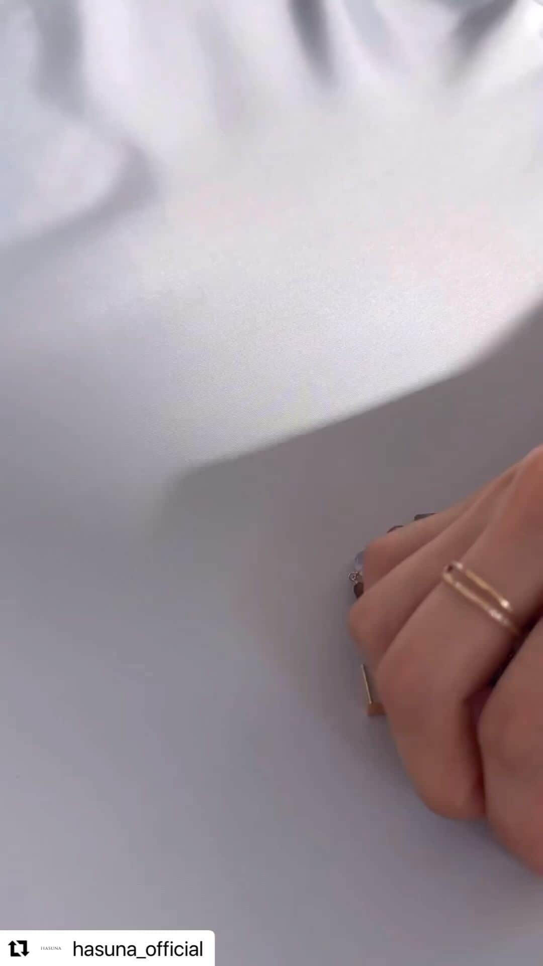 白木夏子のインスタグラム：「【luxe Chance ロングピアス/イヤリング再販✨】  毎回大変好評をいただいているluxe Chance ロングピアス/イヤリング、本日12/1から再販しております！ 早速完売商品も出ていますので、お求めはお早めに😊  ===  個性ある美しい天然石との一期一会の出会い、「Chance」。 カラフルでプレイフルなピアスコレクション。  天然石はひとつひとつが唯一無二の存在です。 その色、かたち、輝き、時にはインクルージョンや模様も、どのストーンもすべてが偶然と奇跡から生まれてきます。 HASUNAのアトリエには、これまでのコレクションで使われたストーンや、これからのコレクションになるストーンが出番を待つようにたくさん存在しています。 そんな宝石たちを、コレクションの枠を越えた自由な発想で組み合せ、すべて一点物のピアスを作りました。 天然石が好き、色が好き、ピアスが好き、ジュエリーが好き、そんな気持ちに寄り添うピアスです。  天然石を4石連ねたロングピアスは、デザイン性が高く、モードな雰囲気。少しの体の動きでも繊細に揺れ、エレガンスを演出します。 ストーンはそれぞれに個性的で、できあがったコレクションを並べた様はまるでカラフルなパレットのよう。 シンプルな服に合わせてもファッショナブルなスタイリングになるシルエット。 さりげないアクセントになる同系色のグラデーション。 心が弾むプレイフルな色彩。  それぞれのピアスが持つ魅力は様々で、お気に入りの1点に出会えたら、まさに「Chance」！ ご自分の今にぴったりあう、「これ！」というピアスをぜひ見つけて。」