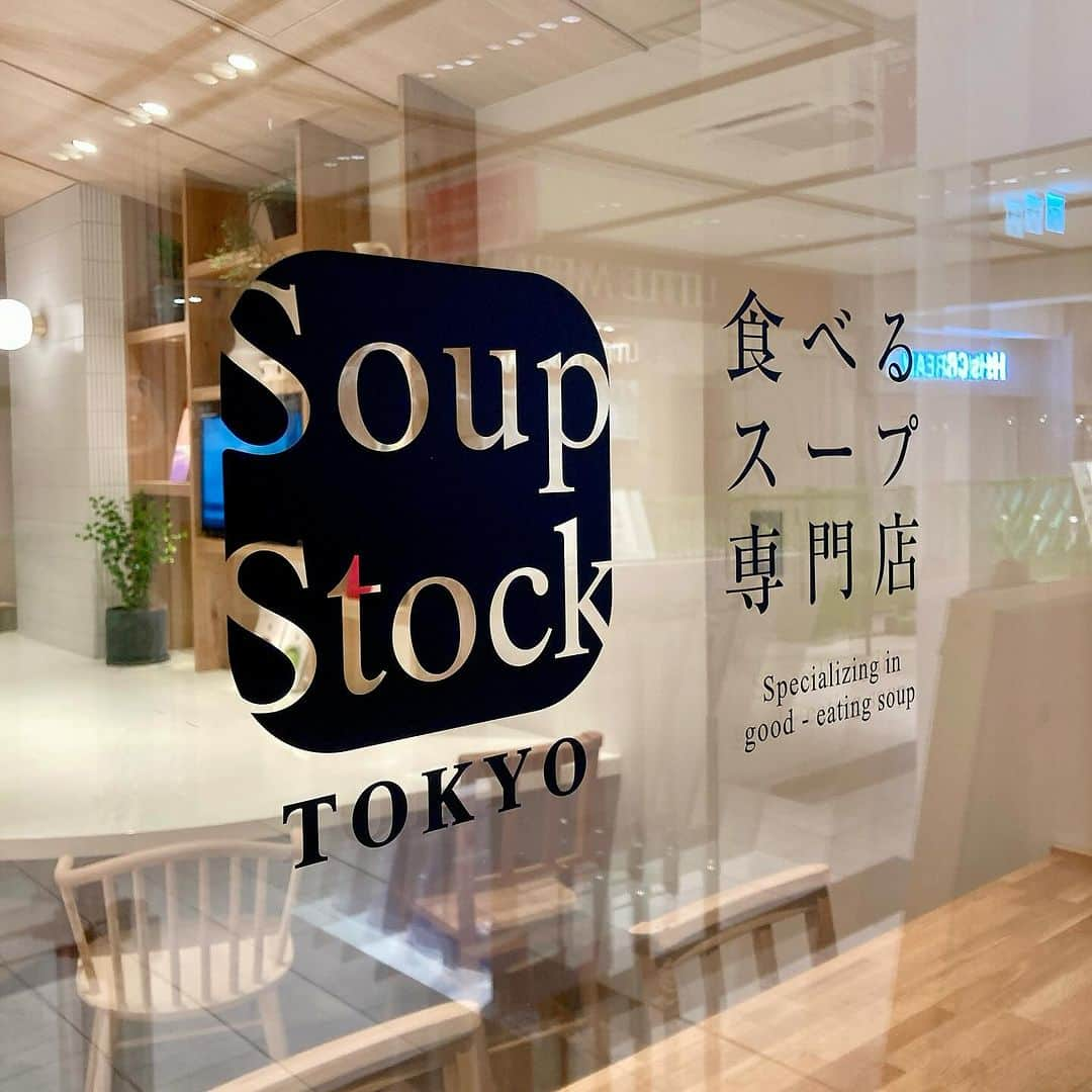 スープストックトーキョー 公式さんのインスタグラム写真 - (スープストックトーキョー 公式Instagram)「🎊11月29日オープン🎊 Soup Stock Tokyo ASTY静岡店   11月29日にJR静岡駅構内の新施設「#ASTY静岡」に、Soup Stock TokyoASTY静岡店をオープンしました。  Soup Stock Tokyoとしては3年半ぶりに再びこの地に出店する運びとなりますが、また静岡のお客さまとお会いできますことを大変嬉しく思っております。   ーーーーーーーーーーーーーーーーーーーーーーーー オープンに際しまして、店長からのご挨拶 ーーーーーーーーーーーーーーーーーーーーーーーー 「ただいま！」Soup Stock Tokyoが3年半ぶりにASTY静岡に帰ってきました。私自身も10数年ぶりになる静岡での生活を楽しみにしています。 静岡は、自然豊かな環境で、農産物や海産物に恵まれた、とても魅力的な土地です。そして私たちSoup Stock Tokyoにとっても、静岡県はスープをつくる大きなキッチンがあったり、ASTY静岡にも2度目の出店をさせていただいたりと、関係の深い土地でもあります。 当店は、駅構内の店舗です。皆さまには、旅の途中、通勤通学、お買い物、様々なシーンでご利用いただくことを想像しています。 皆さまお一人おひとりの気持ちに寄り添いながら、おいしいスープと温かいサービスで、皆さまの「笑顔」と「前向きな一日」に寄り添えたらと思っています。スタッフ一同、皆さまとお会いできる日を心待ちにしております。 Soup Stock Tokyo ASTY静岡店　店長  静岡駅をご利用の皆さま、 改めましてよろしくお願いいたします。💐  #スープストックトーキョー#soupstocktokyo #静岡駅#静岡駅グルメ#静岡駅ランチ#静岡駅カフェ」12月1日 14時09分 - soupstocktokyo