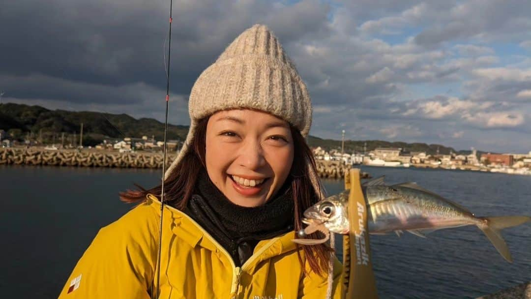 小雪のインスタグラム：「🎣 #釣りビジョン @fishingvision 発見！すごかby九州 今回は佐賀県唐津·呼子でライトゲーム！  三ヶ島先生に教わりながら 手軽に楽しく釣りを楽しみました😆 @mikazi1986  放送は12/4(月)20時～  #釣り #佐賀 #ライトゲーム  初心者の方もトライしやすい釣りです🙋」