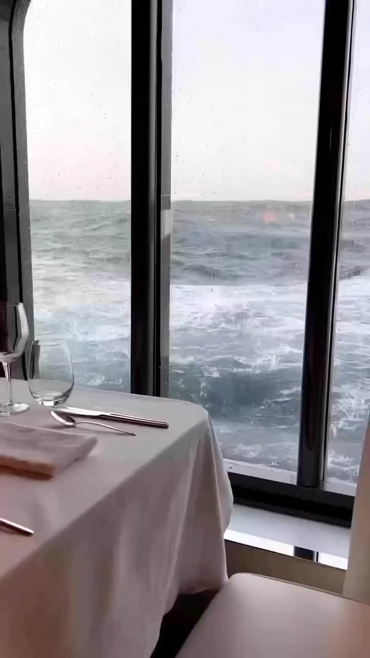 Awesome Wonderful Natureのインスタグラム：「How do you feel about this dining entertainment? 😯  📷  @deniseramirez5  📍Antarctica 🇦🇶  #travel #sea #waves #ocean #cruise #dinner」