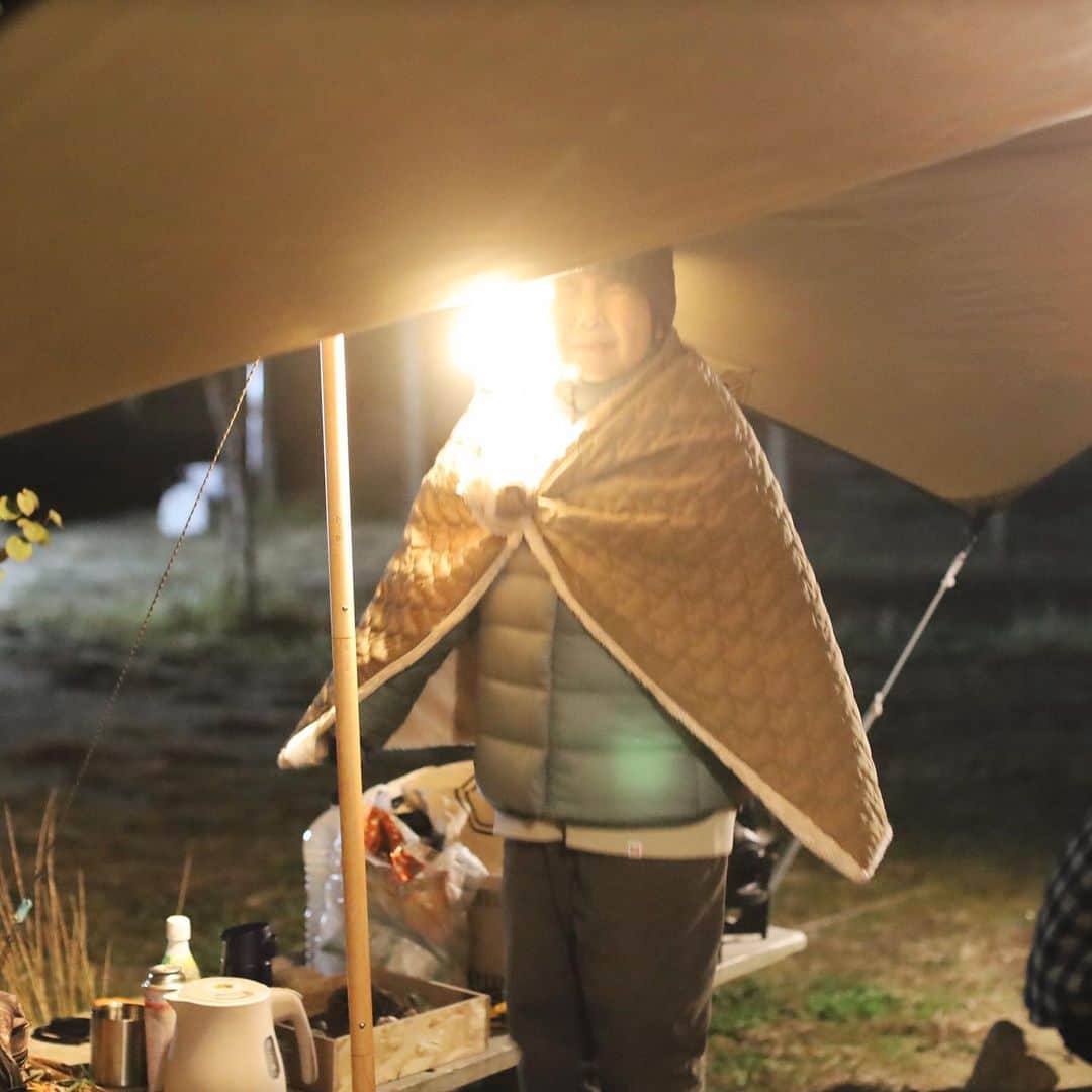 きなこさんのインスタグラム写真 - (きなこInstagram)「今年最後のキャンプに行ってきました🏕 今回はたこ焼き器をフル活用✨ お昼はたこ焼き、おやつにはベビーカステラ、夜はアヒージョ。寒かったのでほかほかミルクスープやピザも作りました🍕 次の日の朝はあったかおうどん♪ キャンプ中ずっと何か作って食べてる😋  イワタニのコンロとたこ焼きプレートを使っているのですが、たまたまイワタニの社員さんグループがキャンプをされていて、使ってくれてありがとうございますと声をかけてくださりびっくり😳こちらこそお世話になりまくりです🙏  夜は氷点下になり外は寒かったけど、万全の防寒対策で臨んだのでテントの中はあったか快適。楽しいキャンプになりました🍁  使ってるキャンプ道具詳細はストーリーに🙌  #キャンプ #ファミリーキャンプ #キャンプ飯 #キャンプごはん #イワタニ #タフまる #たこ焼き器 #こどものおやつ #小学生 #小学生男子 #育児 #子育て #こどもと暮らす」12月1日 14時13分 - kinako_710
