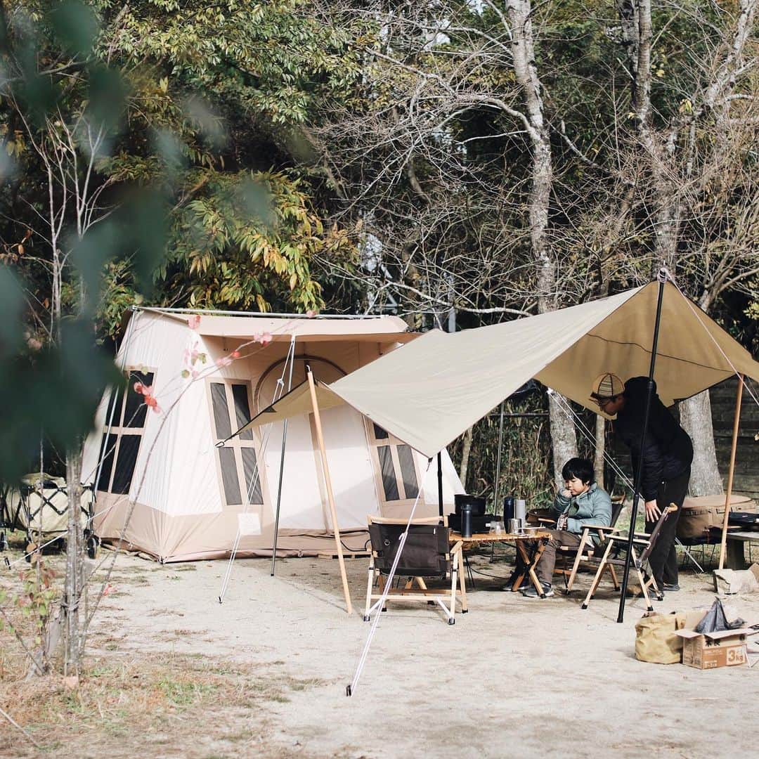 きなこさんのインスタグラム写真 - (きなこInstagram)「今年最後のキャンプに行ってきました🏕 今回はたこ焼き器をフル活用✨ お昼はたこ焼き、おやつにはベビーカステラ、夜はアヒージョ。寒かったのでほかほかミルクスープやピザも作りました🍕 次の日の朝はあったかおうどん♪ キャンプ中ずっと何か作って食べてる😋  イワタニのコンロとたこ焼きプレートを使っているのですが、たまたまイワタニの社員さんグループがキャンプをされていて、使ってくれてありがとうございますと声をかけてくださりびっくり😳こちらこそお世話になりまくりです🙏  夜は氷点下になり外は寒かったけど、万全の防寒対策で臨んだのでテントの中はあったか快適。楽しいキャンプになりました🍁  使ってるキャンプ道具詳細はストーリーに🙌  #キャンプ #ファミリーキャンプ #キャンプ飯 #キャンプごはん #イワタニ #タフまる #たこ焼き器 #こどものおやつ #小学生 #小学生男子 #育児 #子育て #こどもと暮らす」12月1日 14時13分 - kinako_710