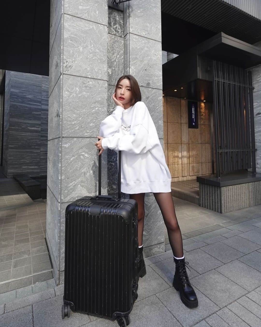 石原彩香のインスタグラム：「海外の為に久しぶりに1番でかい RIMOWAのキャリー持っていったけど、 1番入るコンパクトな形がある事を知って 欲しくなったけど、もう家に4つもキャリーがある から置く場所がないし諦めたw  収納がいっぱいの広い家に引っ越したいわ😮‍💨」