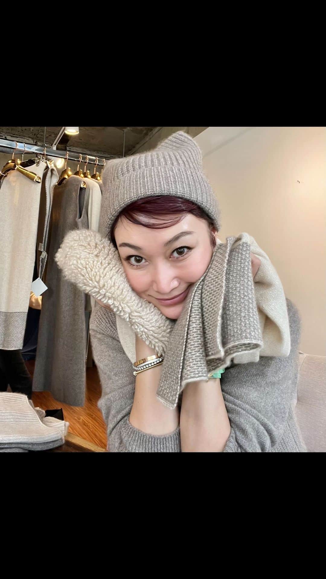 ピョン･ジョンスのインスタグラム：「오늘아니면 보여드릴시간 없어서  급라방 했슈 💨💨 Pure 캐시미어100% 가격과 스타일 보여드렸어요  염색없이 리얼 2가지 천연칼라에요   이것들만 입고 걸쳐도 넘 고급지죠?? 이제 12.9일 보여드릴께요  여름빼고 캐시미어는 꾸준히 입으니깐   넥워머 선물은 🎄우리의 크리스마스 선물   오늘저녁에 12월 프리뷰합니다용」