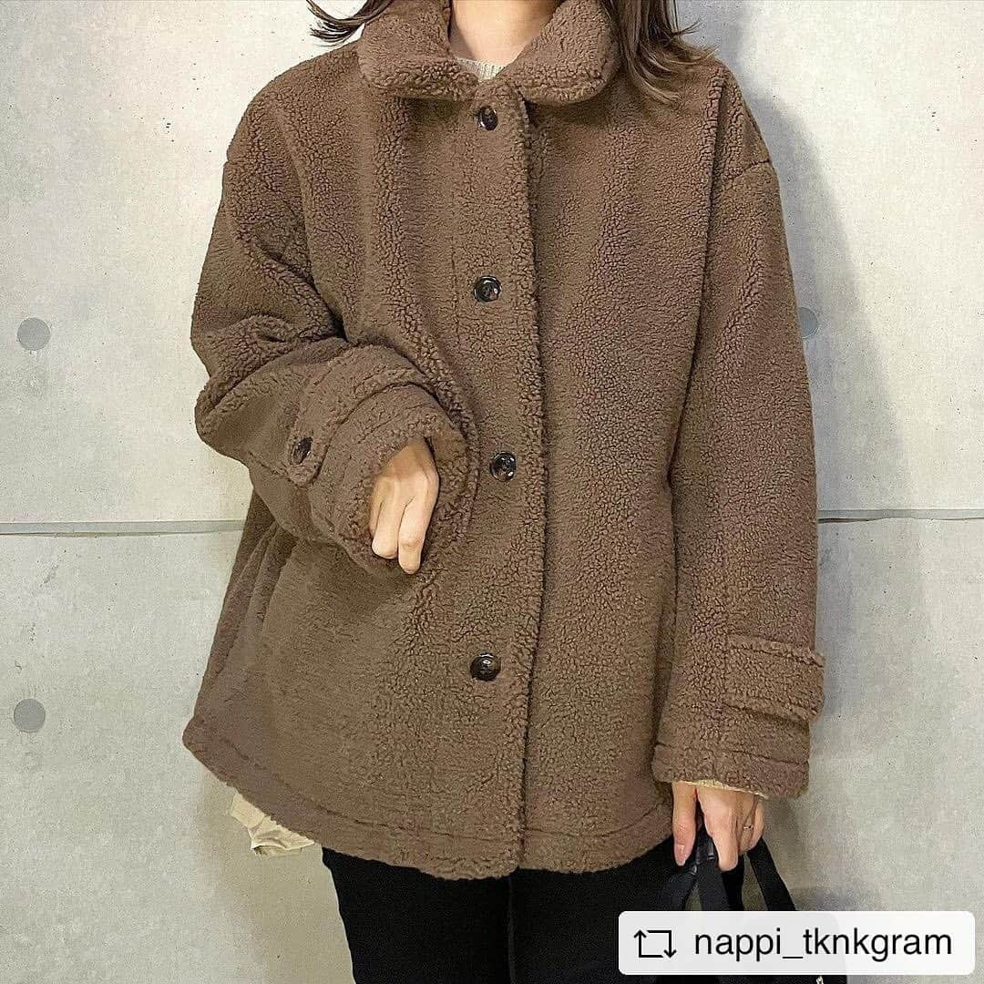 ハニーズ公式さんのインスタグラム写真 - (ハニーズ公式Instagram)「#Repost @nappi_tknkgram   • • • • • • @nappi_tknkgram さんの投稿です。 素敵な投稿ありがとうございます。  • • • • •   可愛いすぎるボアジャケット､､🐻❤️  スタンドネックにもなるし 襟を寝かせても可愛いすぎるの､､  ボリュームあるから暖かいけど軽くて 足とか華奢見えするしお洒落見え🥺  ボアジャケットってカジュアルな印象あるけど これは綺麗めにも両方使える🪄(かなり天才)  カラバリ全部可愛いすぎて本当に迷ったけど 私は冬っぽくブラウンにしたよ🤎 _______________________ 📝スタンドボアジャケット L ブラウン 商品番号:557-42-8278 #PR @honeysofficial _______________________ #PR #ハニーズ #Honeys #ハニーズコーデ #ボアジャケット #スタンドボアジャケット #きれいめコーデ #大人可愛い #ママコーデ #プチプラコーデ #公園コーデ #きれいめカジュアル」12月1日 14時32分 - honeysofficial