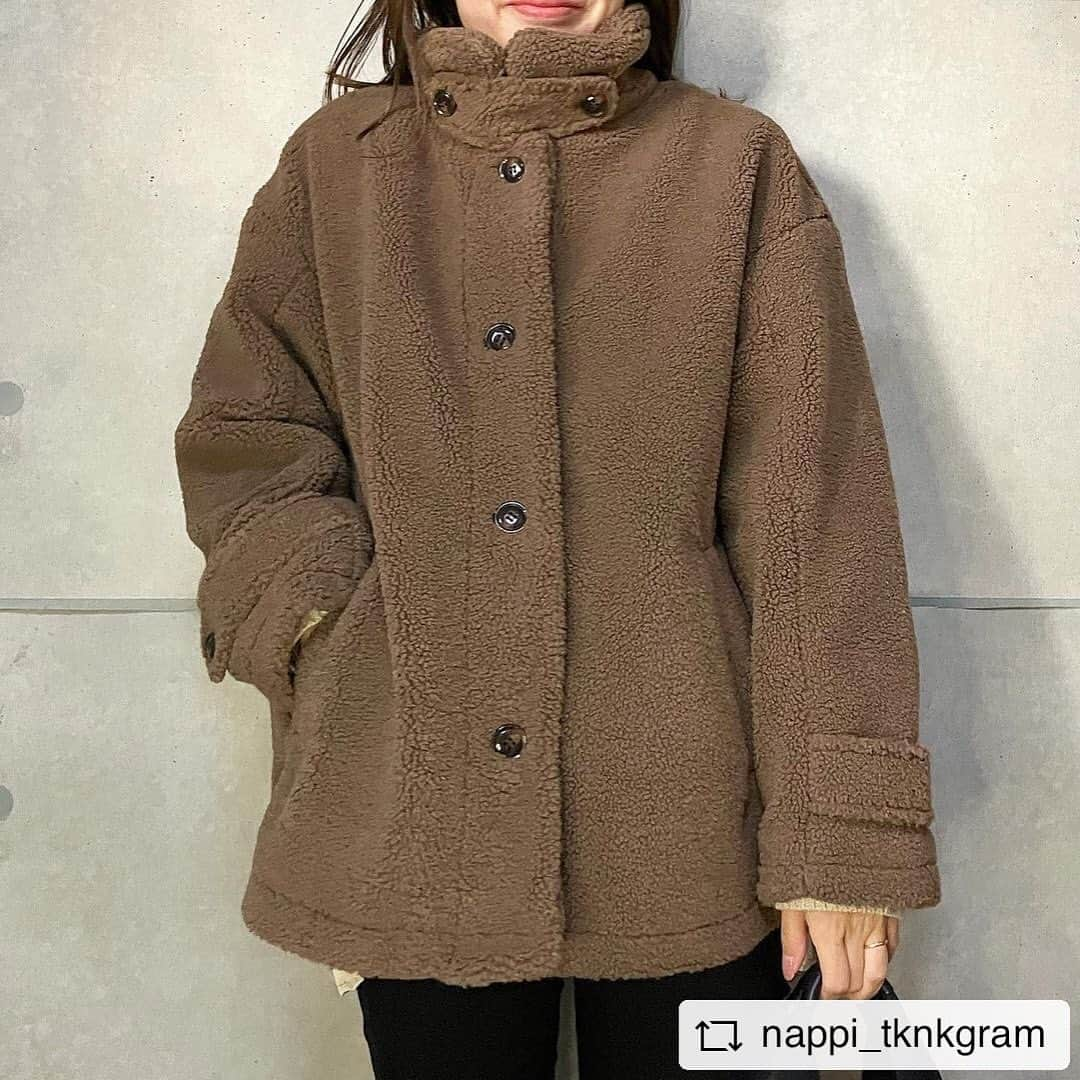 ハニーズ公式さんのインスタグラム写真 - (ハニーズ公式Instagram)「#Repost @nappi_tknkgram   • • • • • • @nappi_tknkgram さんの投稿です。 素敵な投稿ありがとうございます。  • • • • •   可愛いすぎるボアジャケット､､🐻❤️  スタンドネックにもなるし 襟を寝かせても可愛いすぎるの､､  ボリュームあるから暖かいけど軽くて 足とか華奢見えするしお洒落見え🥺  ボアジャケットってカジュアルな印象あるけど これは綺麗めにも両方使える🪄(かなり天才)  カラバリ全部可愛いすぎて本当に迷ったけど 私は冬っぽくブラウンにしたよ🤎 _______________________ 📝スタンドボアジャケット L ブラウン 商品番号:557-42-8278 #PR @honeysofficial _______________________ #PR #ハニーズ #Honeys #ハニーズコーデ #ボアジャケット #スタンドボアジャケット #きれいめコーデ #大人可愛い #ママコーデ #プチプラコーデ #公園コーデ #きれいめカジュアル」12月1日 14時32分 - honeysofficial