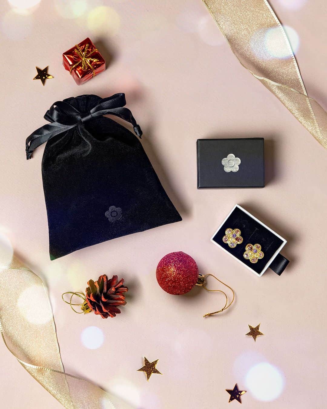 MARY QUANT officialのインスタグラム：「- クリスマスのプレゼントにぴったりの 特別なラッピングツールが登場！ - 大切な方へのプレゼントに 特別感を演出するラッピングツール（有料） #ギフト用巾着 #アクセサリーギフト用BOX - オンラインショップではラッピングと おすすめのアイテムがセットになって スペシャルプライスに！ プロフィールのURLよりオンラインショップをCHECK！ - ※ラッピングツールはONLINE SHOP SPECIAL THANKS DAYS対象外です ※ラッピングツールは全国のSHOPでもお取り扱いがございます - #MARYQUANT #マリークヮント #ラッピング #クリスマス #クリスマスプレゼント #ギフト #プレゼント」