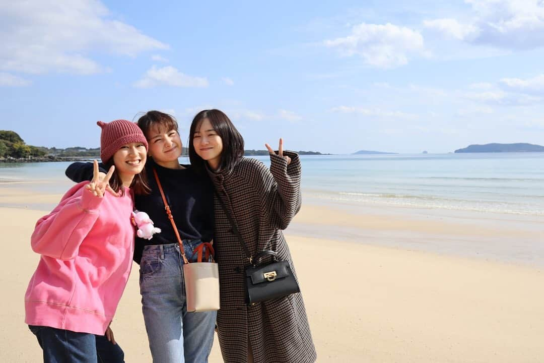 葵わかなさんのインスタグラム写真 - (葵わかなInstagram)「． 初めての3人旅は、 9年ぶりの五島列島・福江島！  本当に久しぶりに会えた方達との温かい時間に胸がいっぱい😢  五島もどんどん進化していて、新しい場所や新しい出会いがあったり、無くなっていくものもあったり。 自分たちも同じように変わったり変わらなかったり無くしたりしながら進んでいくんだなぁと、たくさん色んな気持ちになれた旅でした。  賑やかで穏やかで楽しい旅！😆」12月1日 14時31分 - aoiwakana0630