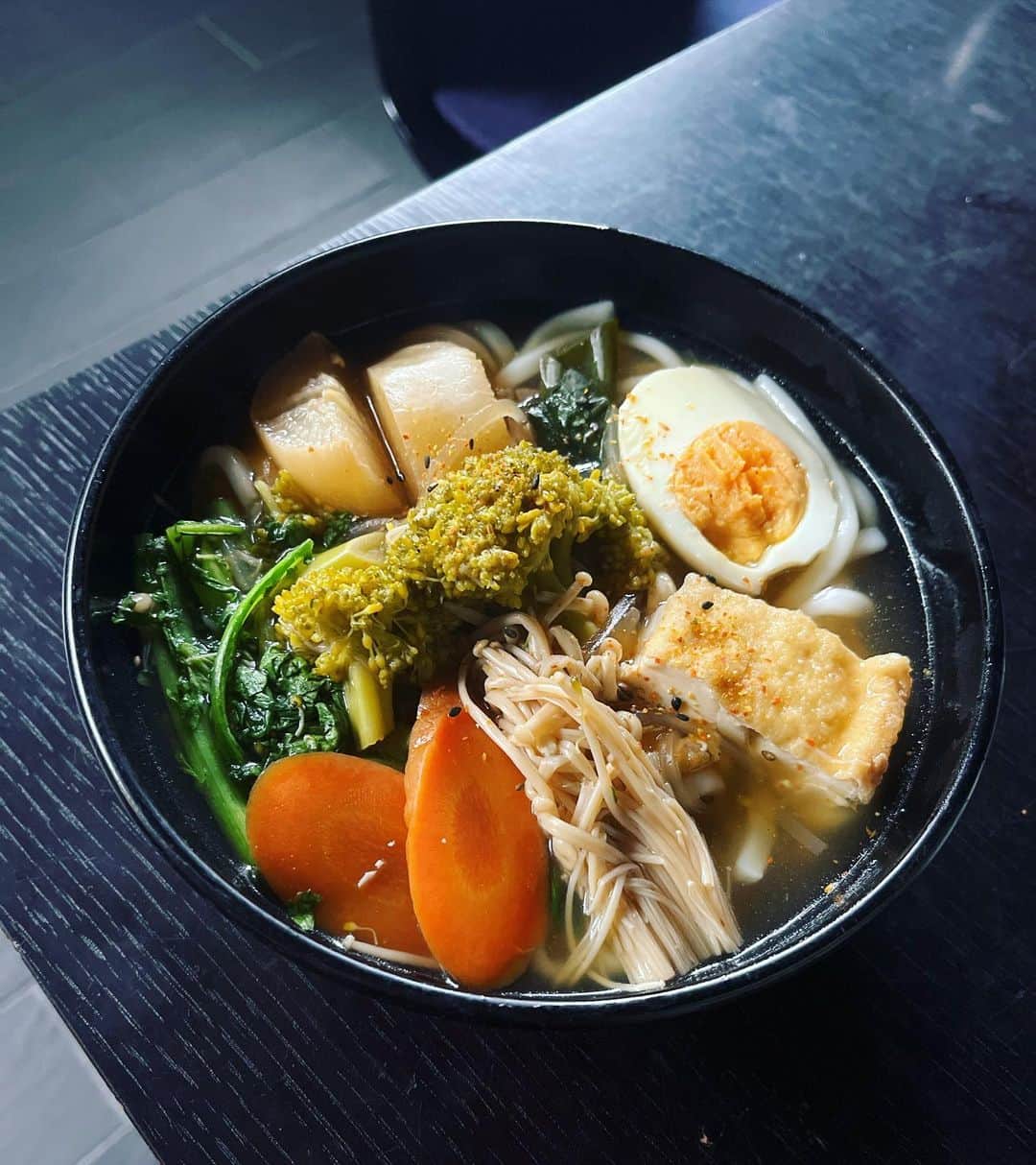 TOGGYのインスタグラム：「本日のスタジオ飯🍽️  昨夜の鍋の残りで豪華なうどん。」