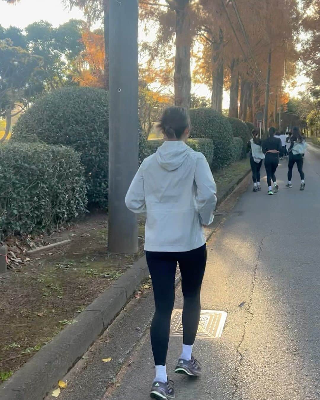 三原勇希のインスタグラム：「走れた〜！走れるようになってた〜！！！  adidasのSUPER COMFORT SUPERNOVA TOURに参加してきました🚌🍁🏕️ 新ランニングシューズ 【supernova rise】を履いて、自然の中でランニングして、マッサージ受けたり、ご飯食べたり。リフレッシュできた🍃  新シューズ、足首周りのサポートがしっかりしているし、軽さとクッションと反発のバランスが絶妙で、日々のランニングを楽しむ多くの人にフィットする、入魂の一足だと思いました🔥 快適ランとは、意識しないこと。ほんとそう！  そして私は産後2ヶ月と15日で、久しぶりにランニングができました。嬉しい〜！！！！ キロ7分くらいで、3kmほど。帝王切開の後はお腹がまだくっついていない感じがするし、傷の痛みがなかなかなくならないし、今も違和感は時々あるので、段階的に本当に少しずつ、プロのアドバイスを聞きながら運動再開していきます💪  #adidasSupernova #PR」