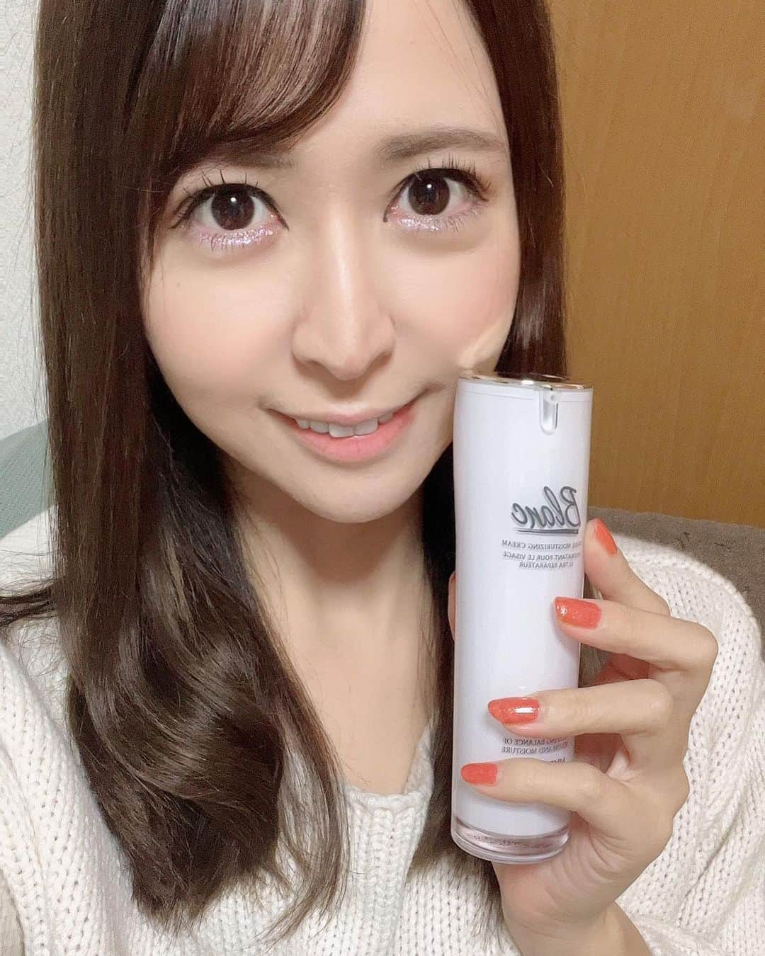 奥村美香のインスタグラム：「最近お気に入りのコスメがこれ💓 ニキビ跡クリーム！ 驚異的成分ムチンがたっぷりなカタツムリエキスが配合されております✨  学生の頃からニキビ跡が酷かった私が これを使い続けて薄くなりました☺️💓 カタツムリとシカのパワーでニキビ跡に協力アプローチ✨  めちゃおすすめです✨ @blancnature_jp  ・ニキビ跡への効果が期待できる ・カタツムリエキス×CICA×EGFのいいとこどりクリーム ・皮脂は抑え、水分をしっかり補充する  是非お試しを💓 宣伝とかでは無く純粋にいいなと思い投稿しました😊❤️  #pr  #Blanc 　#ブラン　#ニキビ跡クリーム　#ニキビ跡　＃カタツムリエキス　＃CICA　＃EGF」