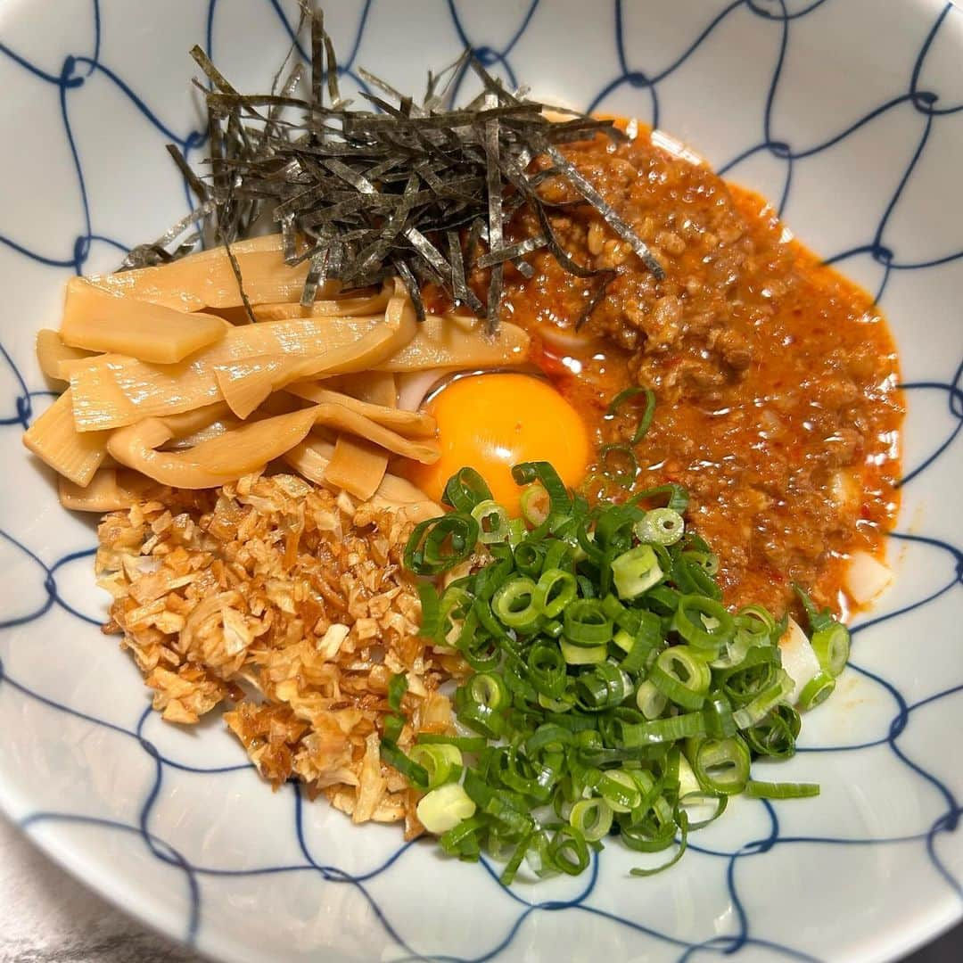 長江里加さんのインスタグラム写真 - (長江里加Instagram)「#りかちまる飯 怒涛の飯投稿〜期間限定増量中〜 の、予定。 遅れた分をまじで取り返したい。 ストーリーみてくれてる方は、 リアタイでりかちまる飯がどんどん更新されているのは知ってると思うけど… そう！3ヶ月くらいのタイムラグがあります！ よーいドン！ ⁡ ⁡ ①おかあやんの餅米焼売 りかちまる飯とか言っといて早速母の飯。 昔から大好きな味！ おこわを焼売の皮で包んだ！みたいな料理なんだけど、 これなんて言うんだろ？ 見た目地味だけど、肉とか枝豆とか筍とか入ってて 本当に美味しい！！！！ もちろん、餅米のもちもちも最高👍 ⁡ ⁡ ②ガリポン炒め 鶏むね肉とオクラと椎茸 ニンニクみじん切りと炒めて、 最後にポン酢をじゅわ〜っとかけます。 仕上げに鰹節かけてみた！ 猫が寄ってくる🐈うまい！ ⁡ ⁡ ③なんだろうこれ 茄子とズッキーニと鶏肉で作ったナニカ。 汁っけ多いけど、甜麺醤とか入れてそう。 本当になんだっけなぁこれ。 ⁡ ⁡ ④名古屋で買った台湾まぜうどん！ ニンニクカリカリに焼いて、 あとはあるものを乗せただけ！ 工夫でお店で食べるような見た目に！ これ大事うまかった… ⁡ ⁡ ⑤ゴーヤーキソバ 見たところ肉とか入ってないね 野菜しかなかったのかな🤗 でも美味しそう〜♪ ⁡ ⁡ ⑥ツナとトマトのそうめん これ確か、10カケくらいのにんにくをスライスしてカリカリに焼いて乗せたやつだ！ TikTokで「おばあちゃんの作るそうめんはこれだ！」ってのを紹介してて 真似して作ったんだよね〜😋 癖になる美味しさ！ ⁡ ⁡ ⑦あり合わせ焼きそば ｛にんじん、えだまめ、明太子、肉｝ まとまり無さそうだけど、これが美味しかった！ 肉が邪魔だったくらい！笑 明太子×肉がよく分からなかったんだよね〜 ⁡ ⁡ ⑧緑多めのタコライス ｛肉、にんじん、玉ねぎ、ケチャ、ソース｝を炒めたやつ。 これさえあれば、野菜いくらでも食える。 ⁡ ⁡ ⑨健康になりたいと思った時のそうめん 見たまんまです！ 説明することは何もございません！ シンプルなのに旨味の相乗効果𓆟 ⁡ ⁡ この時期は手抜き料理が多めですね🤔 七月下旬〜八月上旬にかけての #りかちまる飯 でした！ めでたしめでたし飯うましメリクリ七面鳥 ⁡」12月1日 14時39分 - o_rikachi_o