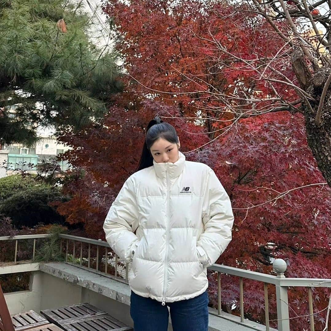 キム・ヨナさんのインスタグラム写真 - (キム・ヨナInstagram)「따숩❄️❤️ #뉴발란스 #액티브다운 #숏패딩 #뉴발란스패딩 그나마 좀 덜 뿌연가🙄🫣 사진좀잘찍어주쇼🤷‍♀️ㅋㅋ」12月1日 14時40分 - yunakim