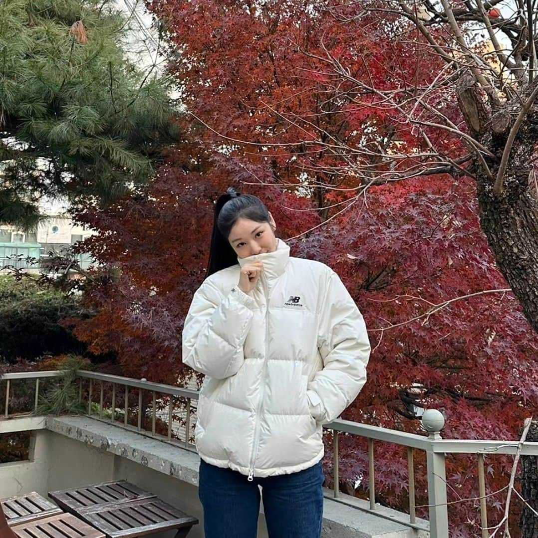 キム・ヨナのインスタグラム：「따숩❄️❤️ #뉴발란스 #액티브다운 #숏패딩 #뉴발란스패딩 그나마 좀 덜 뿌연가🙄🫣 사진좀잘찍어주쇼🤷‍♀️ㅋㅋ」