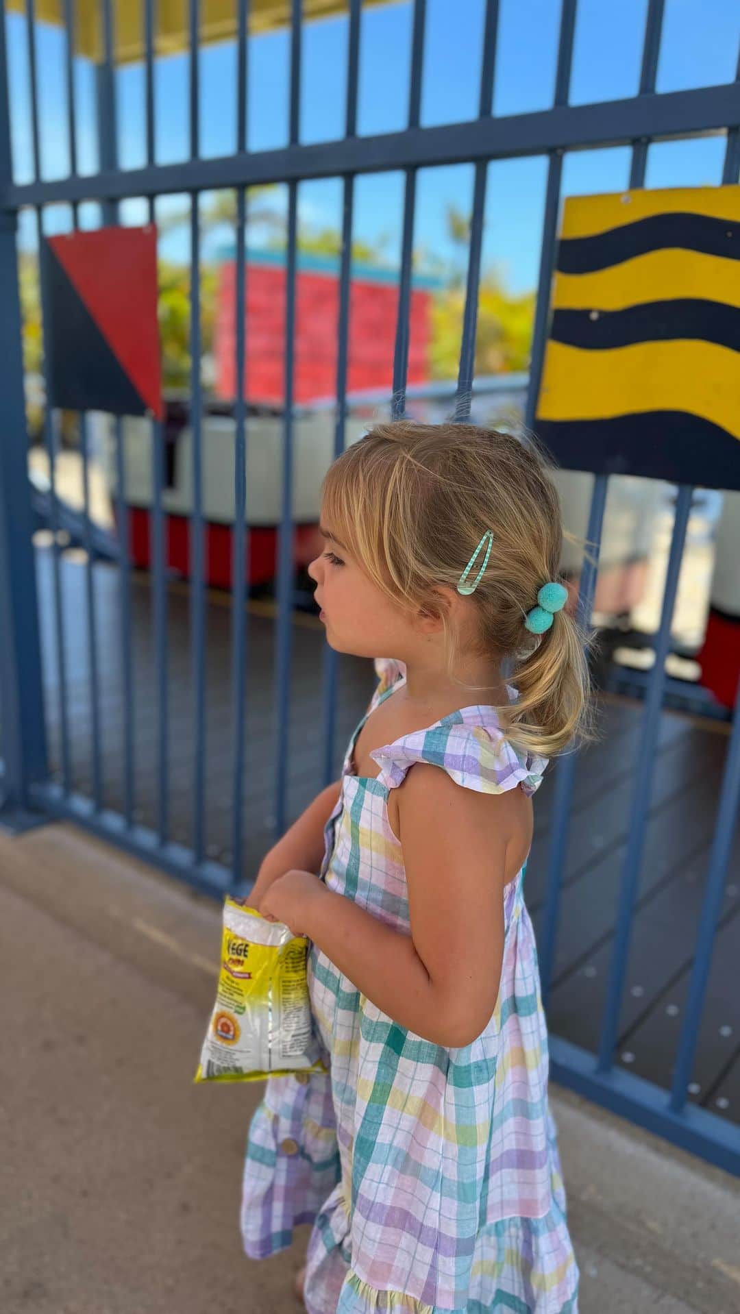 BROOKE EVERSのインスタグラム：「Bless her! 🤣 @seaworldaus」