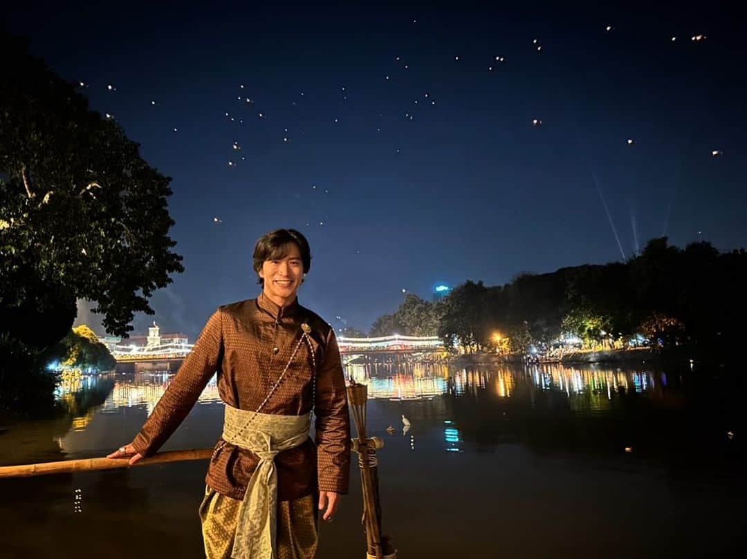 田中啓太のインスタグラム：「タイで最も美しいお祭りと言われている『ロイクラトン』に参加するべく、チェンマイに行ってきました🪷  ロイクラトンは陰暦12月の満月の日に開催されます🌝  タイ北部では、紙やバナナの葉で作った灯篭を川に流すのと同時に、ランタンに火をつけて熱気球の様に夜空に打ち上げる、イーペン祭りも開催されます🏮  何時間にも渡って大量のランタンが打ち上げられて星の様に漂う光景は幻想的で、今でも余韻が凄いです。。  また来年も来れることを祈って…🙏🏾✨ * * #happyloykrathongday #loykrathong #loykrathongfestival #chiangmai #thailand #ロイクラトン #チェンマイ」
