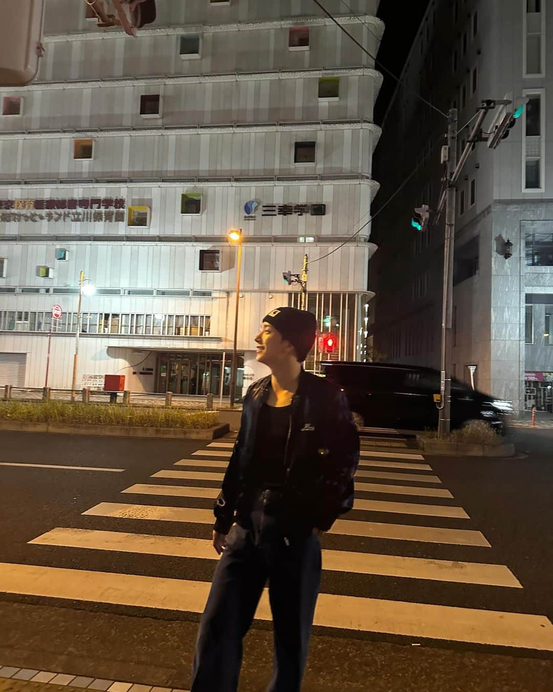 ジョシュアのインスタグラム：「Late night walk 🌃」