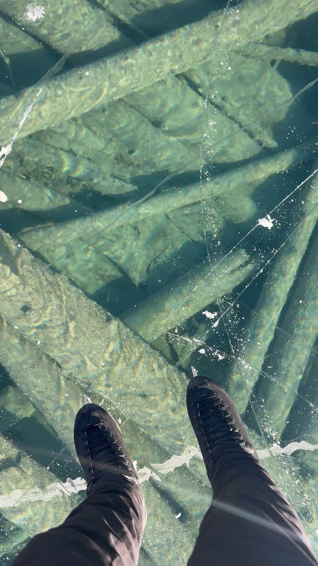 ブライス・シューダックのインスタグラム：「Ice so clear it’s like skating on a window looking into another world. My favourite part of chasing wild ice is this right here. 😍  #wildice #glass #frozenlake #banffnationalpark #peytolake #ice #skating #alberta #freshice」