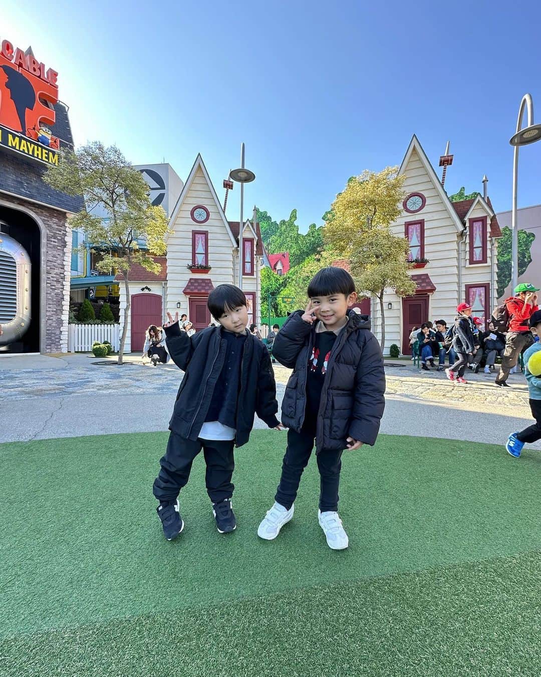 井上麻衣さんのインスタグラム写真 - (井上麻衣Instagram)「とある休日、、、、  @erika__kuno , @yuji_masuda_coach Familyと 念願のユニバに行ってきたーっ🌏💕 パークはハロウィン🎃からすっかりX'mas🎄ムードいっぱいで 子供たちより私たちの方がテンション上がってましたね😍  やっぱりUSJは大人数が楽しい☺️♪ ブラックコーデが映えてました🖤  また行こうねーっ👏  . . . . #usj#family#holiday  #ユニバ#ユニバーサルスタジオジャパン#universalstudiosjapan  #家族コーデ#子供のいる暮らし#女の子ママ#男の子ママ #ママコーデ#ブラックコーデ#ママ友#4児の母#4児のママ」12月1日 14時54分 - mai_inoue