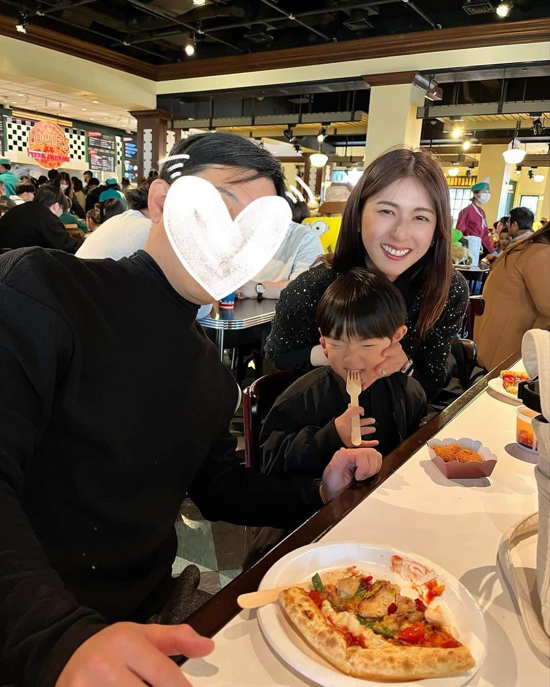 井上麻衣さんのインスタグラム写真 - (井上麻衣Instagram)「とある休日、、、、  @erika__kuno , @yuji_masuda_coach Familyと 念願のユニバに行ってきたーっ🌏💕 パークはハロウィン🎃からすっかりX'mas🎄ムードいっぱいで 子供たちより私たちの方がテンション上がってましたね😍  やっぱりUSJは大人数が楽しい☺️♪ ブラックコーデが映えてました🖤  また行こうねーっ👏  . . . . #usj#family#holiday  #ユニバ#ユニバーサルスタジオジャパン#universalstudiosjapan  #家族コーデ#子供のいる暮らし#女の子ママ#男の子ママ #ママコーデ#ブラックコーデ#ママ友#4児の母#4児のママ」12月1日 14時54分 - mai_inoue
