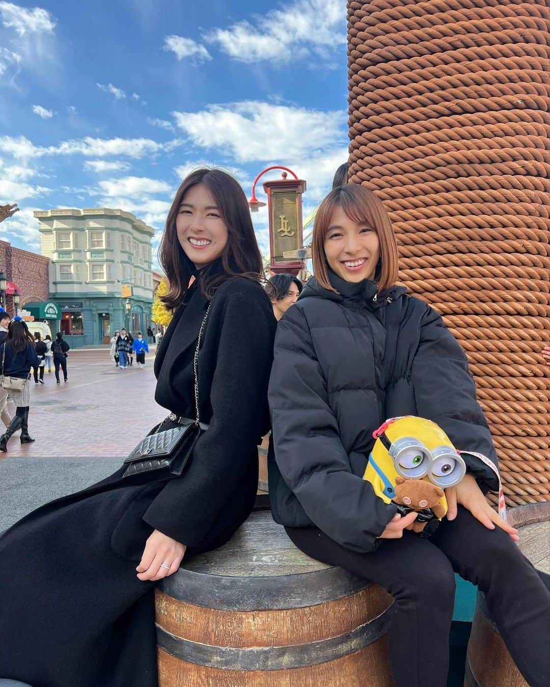 井上麻衣さんのインスタグラム写真 - (井上麻衣Instagram)「とある休日、、、、  @erika__kuno , @yuji_masuda_coach Familyと 念願のユニバに行ってきたーっ🌏💕 パークはハロウィン🎃からすっかりX'mas🎄ムードいっぱいで 子供たちより私たちの方がテンション上がってましたね😍  やっぱりUSJは大人数が楽しい☺️♪ ブラックコーデが映えてました🖤  また行こうねーっ👏  . . . . #usj#family#holiday  #ユニバ#ユニバーサルスタジオジャパン#universalstudiosjapan  #家族コーデ#子供のいる暮らし#女の子ママ#男の子ママ #ママコーデ#ブラックコーデ#ママ友#4児の母#4児のママ」12月1日 14時54分 - mai_inoue