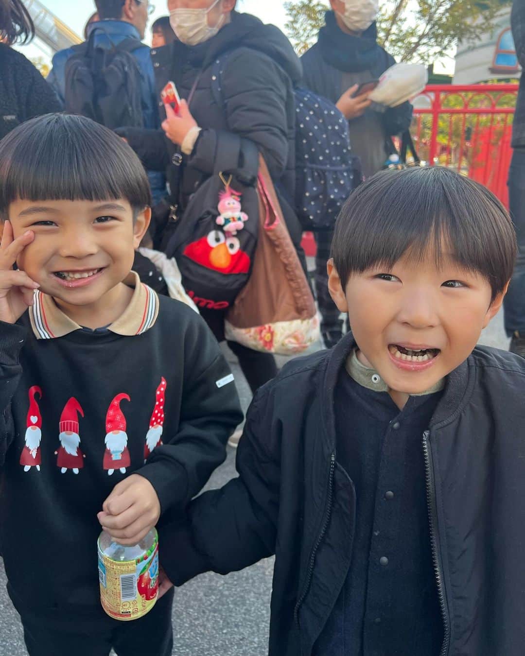 井上麻衣さんのインスタグラム写真 - (井上麻衣Instagram)「とある休日、、、、  @erika__kuno , @yuji_masuda_coach Familyと 念願のユニバに行ってきたーっ🌏💕 パークはハロウィン🎃からすっかりX'mas🎄ムードいっぱいで 子供たちより私たちの方がテンション上がってましたね😍  やっぱりUSJは大人数が楽しい☺️♪ ブラックコーデが映えてました🖤  また行こうねーっ👏  . . . . #usj#family#holiday  #ユニバ#ユニバーサルスタジオジャパン#universalstudiosjapan  #家族コーデ#子供のいる暮らし#女の子ママ#男の子ママ #ママコーデ#ブラックコーデ#ママ友#4児の母#4児のママ」12月1日 14時54分 - mai_inoue